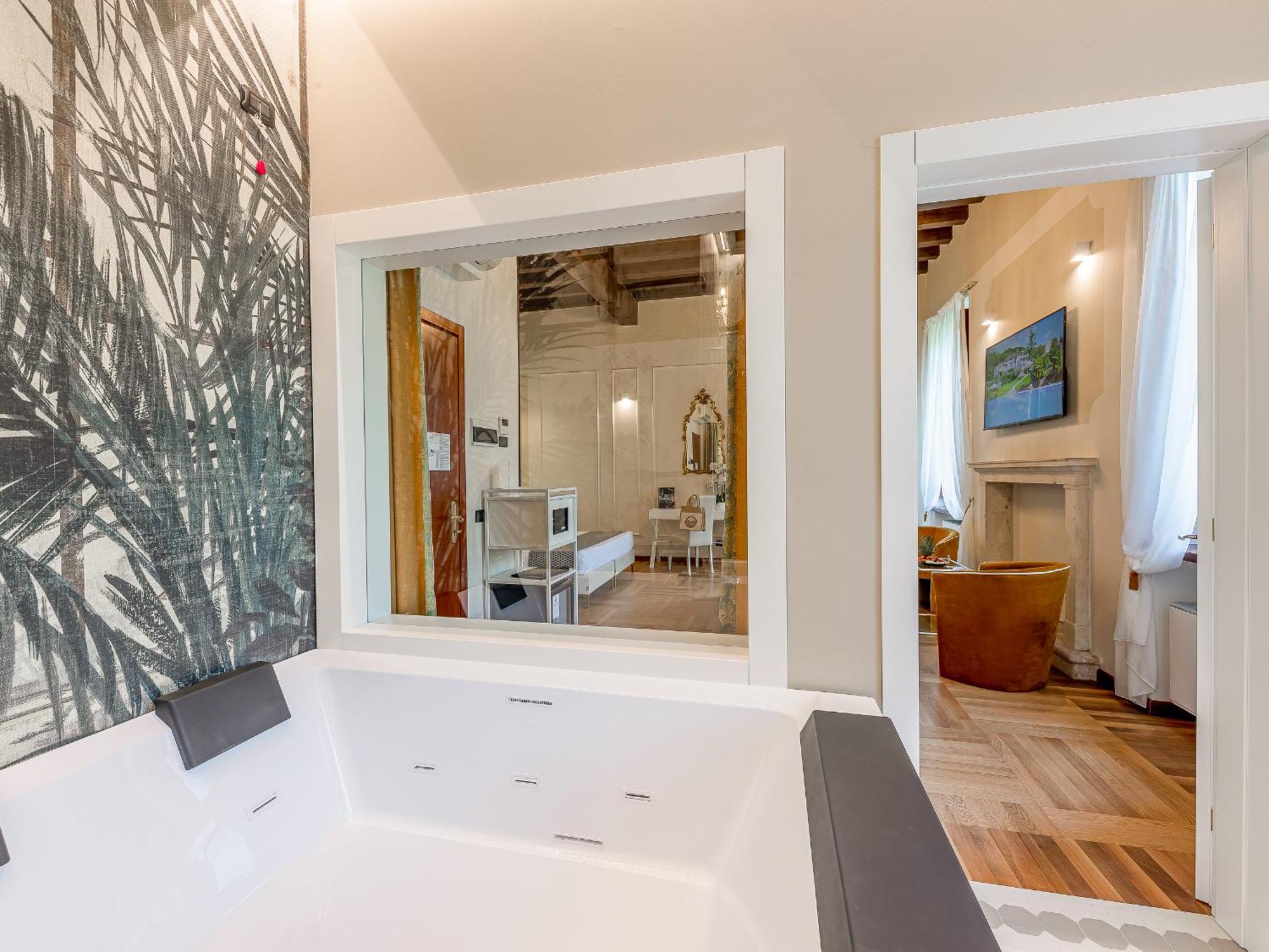 Deluxe Suite Spa Bath