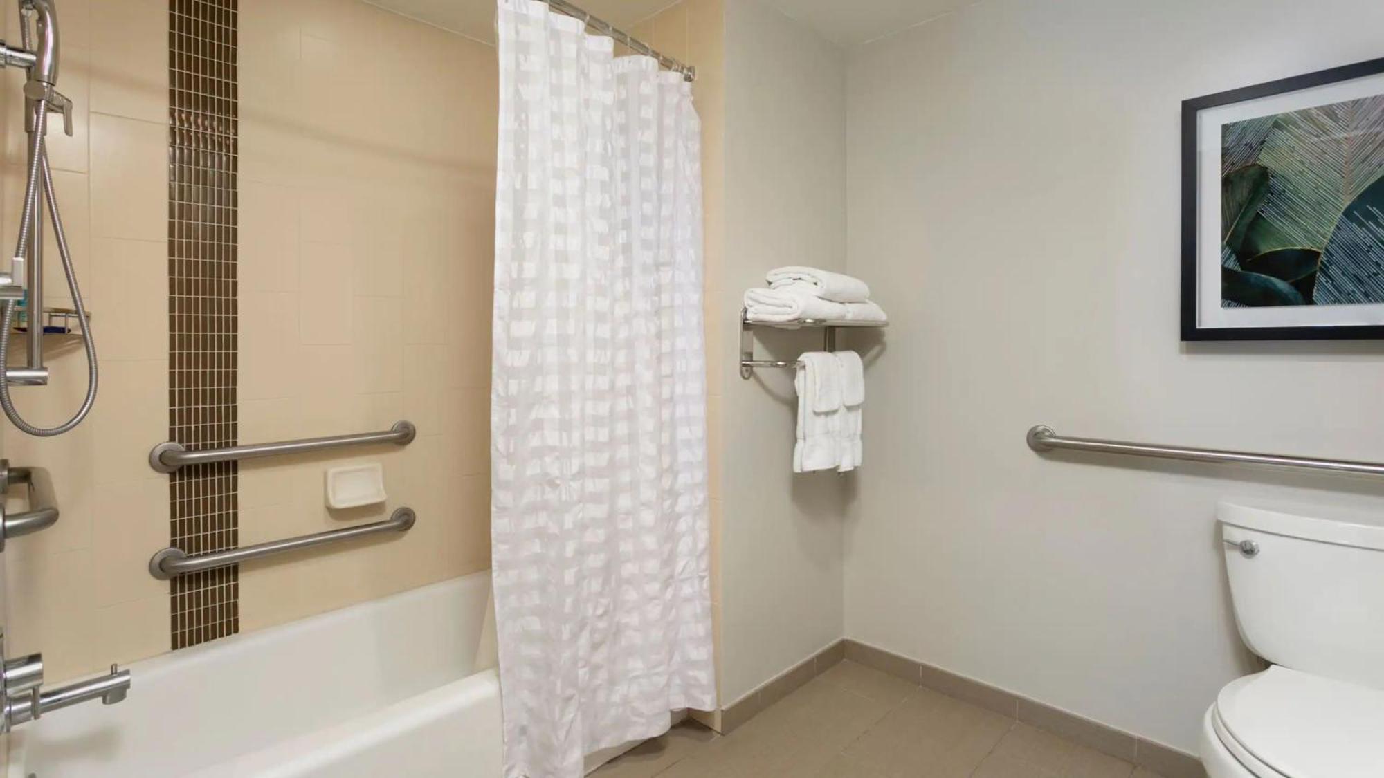 Queen Room with Sofa Bed and Accessible Tub - Bay View
