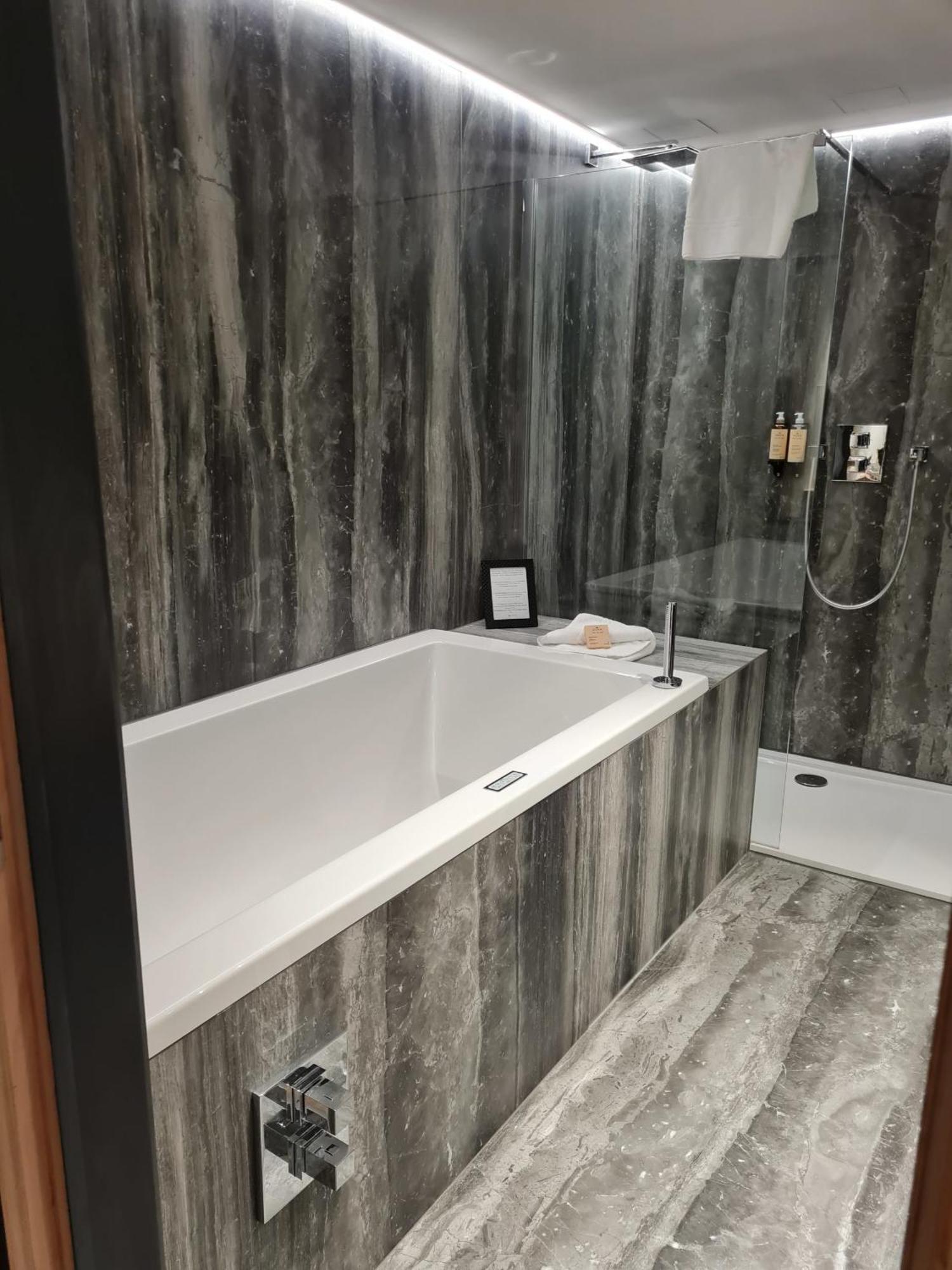 Suite Spa Bath,976812757:JPEG