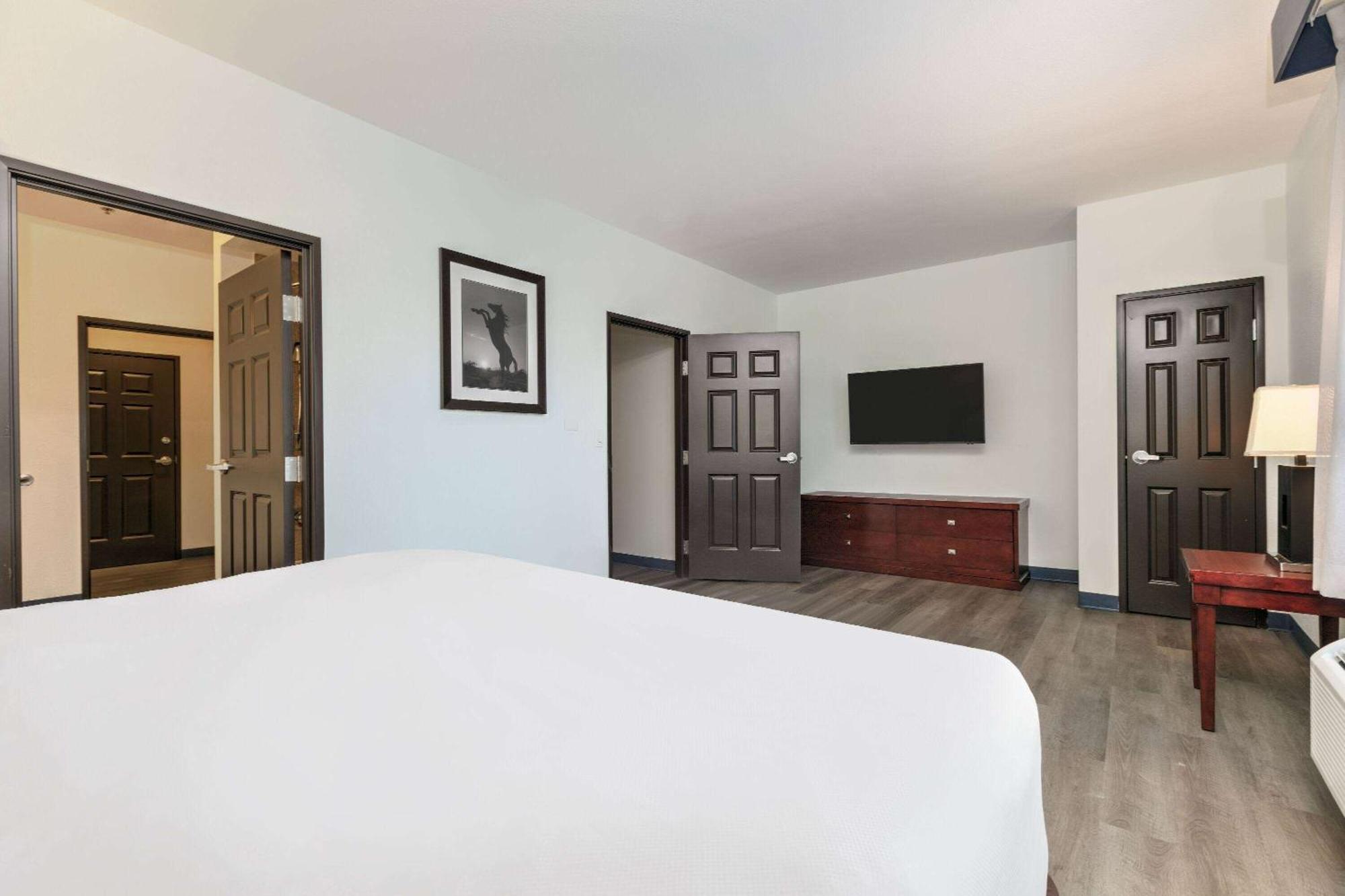 Deluxe King Suite Mobility or Hearing Impaired Access Non-Smoking