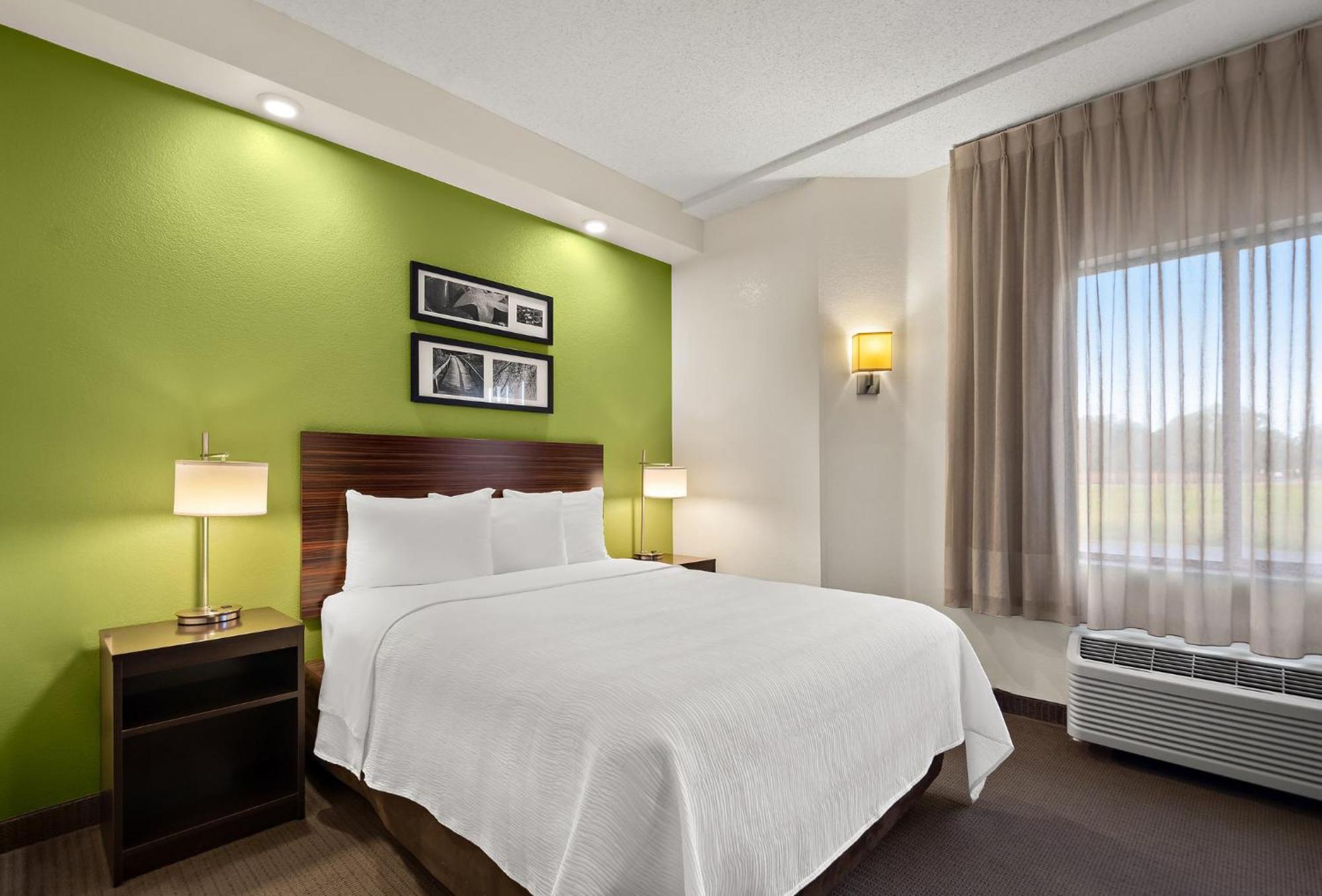 Business Room with Queen Bed Disability Access Roll-In Shower Non-Smoking