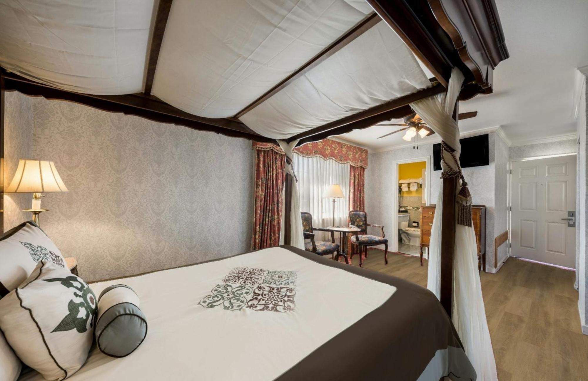 Deluxe Queen Room