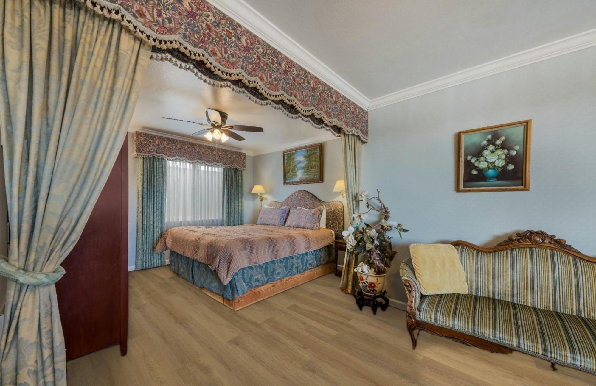 King Suite Couch,1555477897:JPEG