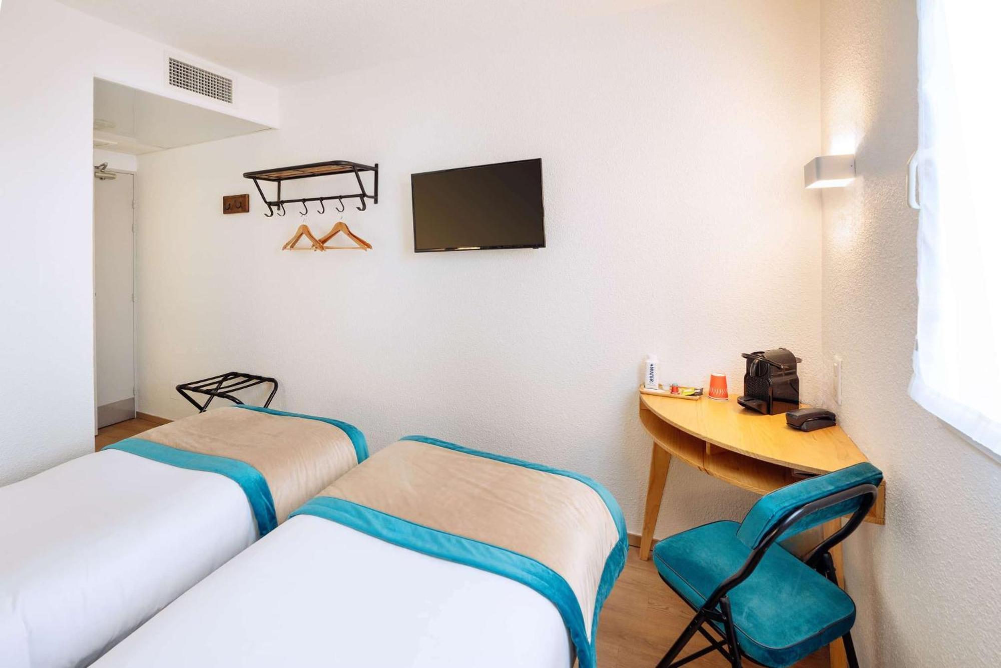 Family Room with One Queen Bed and Two Single Beds - Adjoining Rooms/Non-Smoking