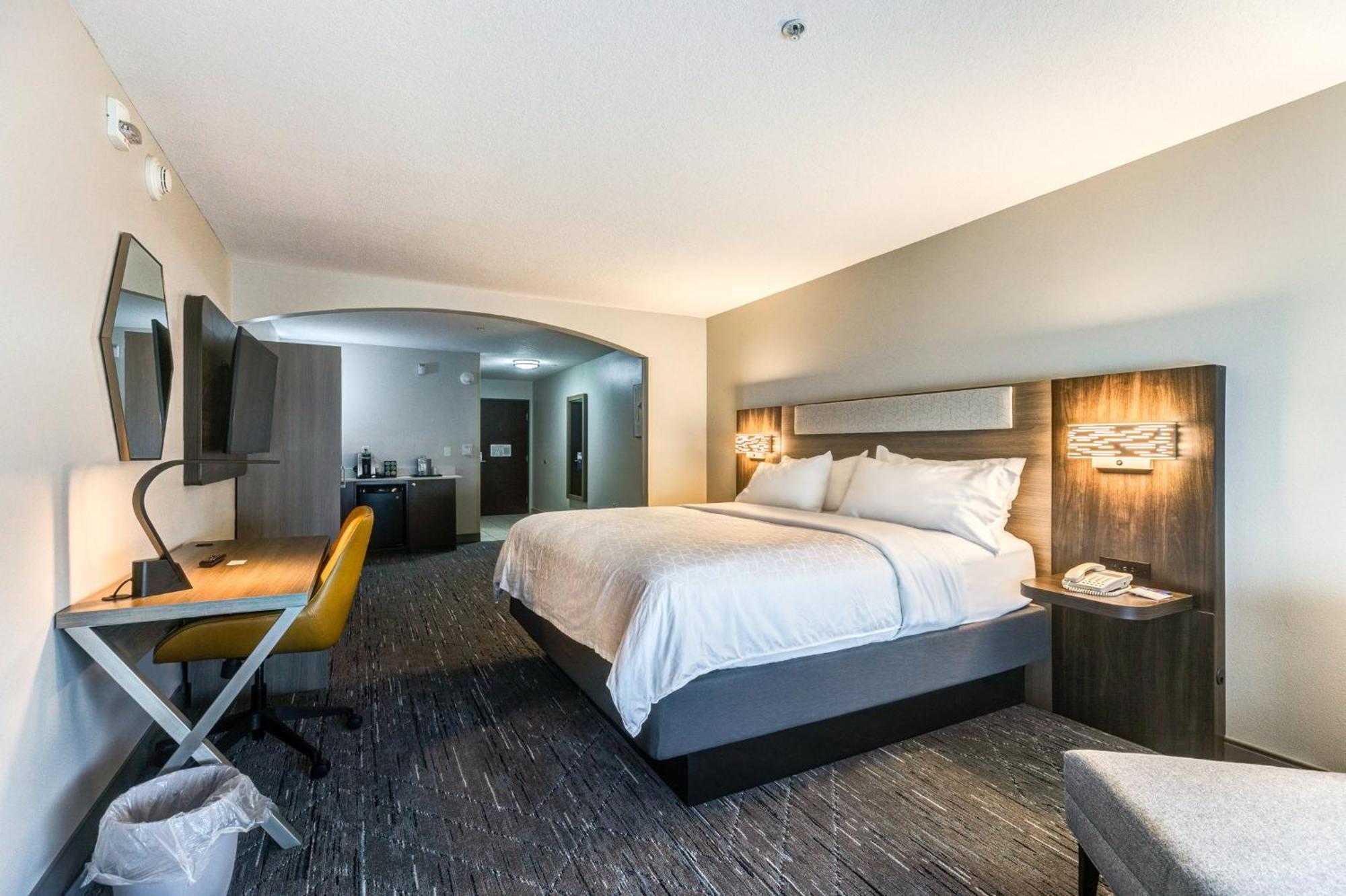 One-Bedroom Suite Hearing Accessible,1565570176:JPEG