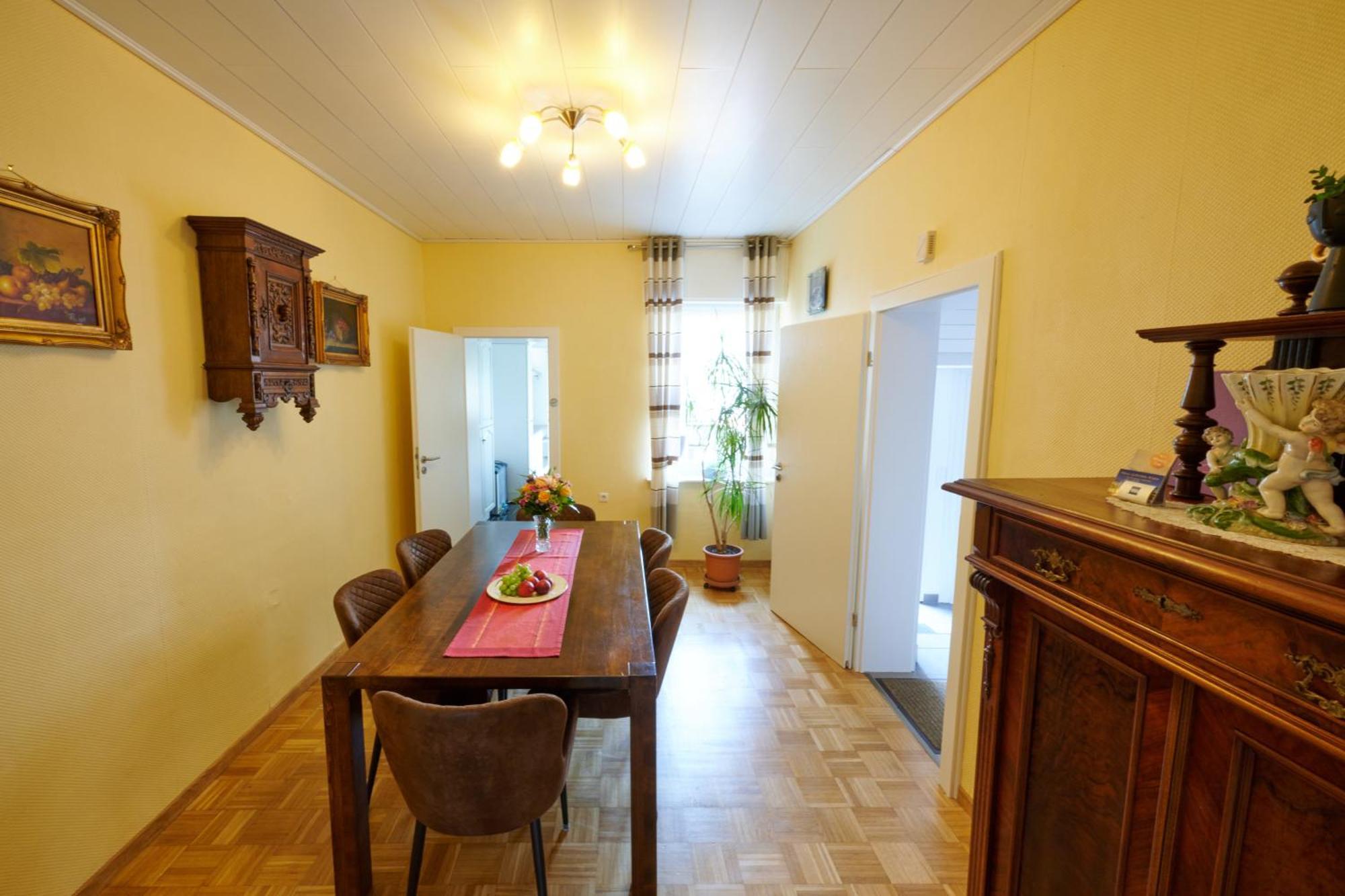 Deluxe One-Bedroom Apartment