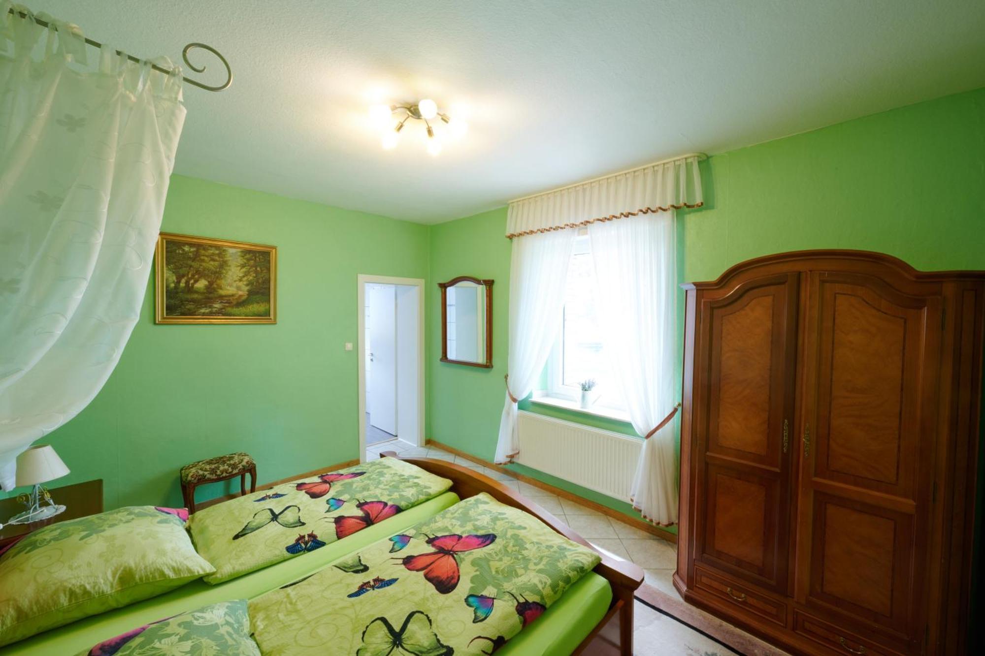 Deluxe One-Bedroom Apartment