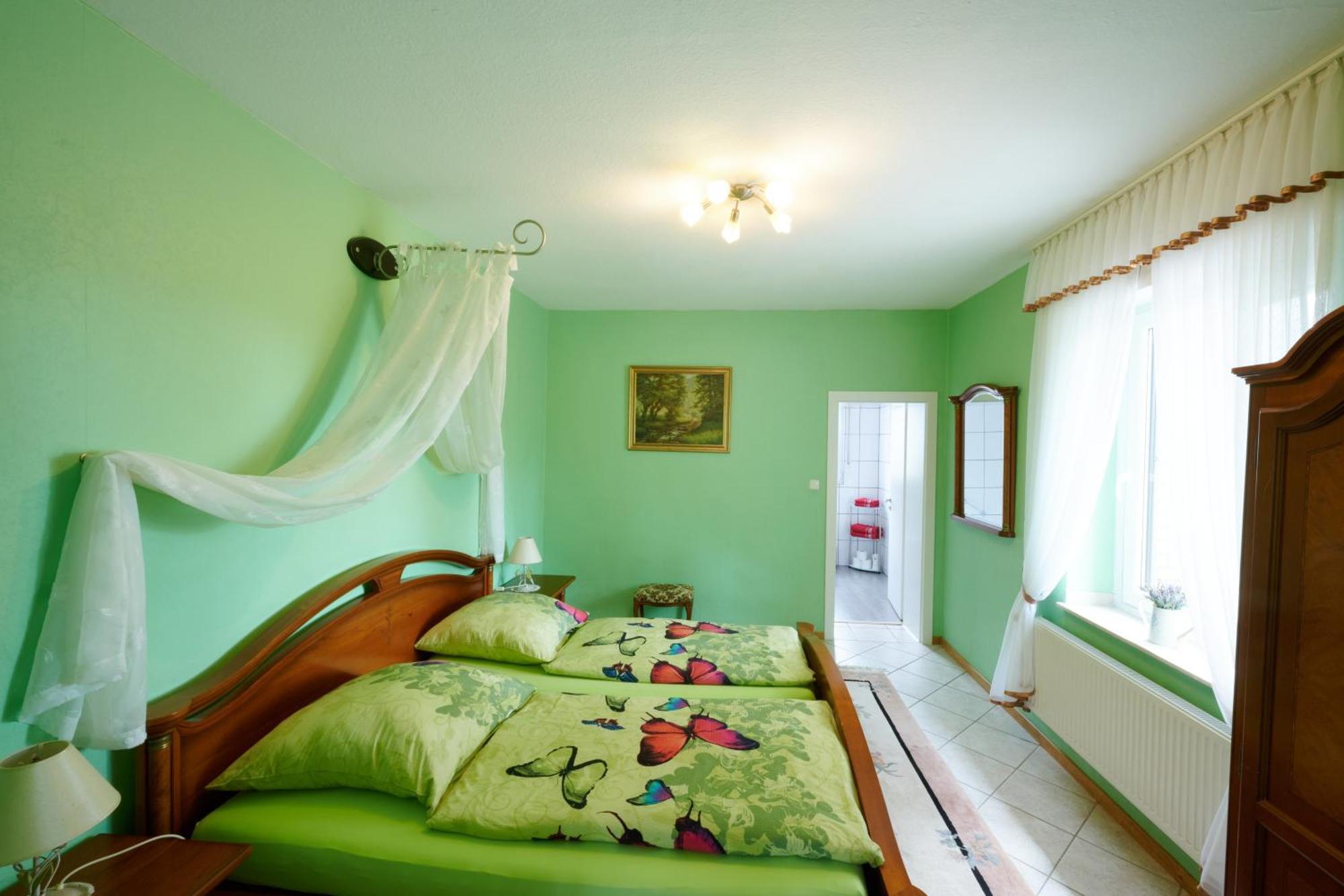 Deluxe One-Bedroom Apartment