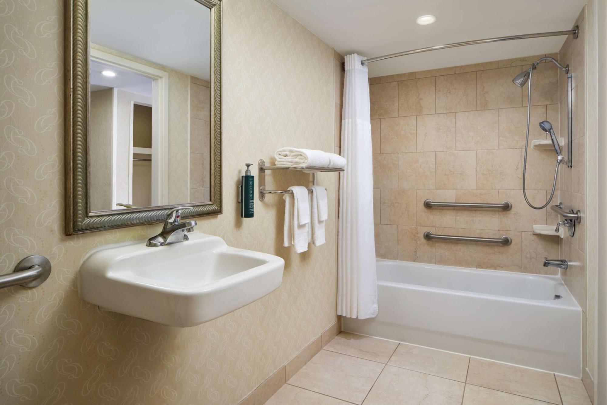 King Room Accessible Tub Mobility Access or Non-Smoking
