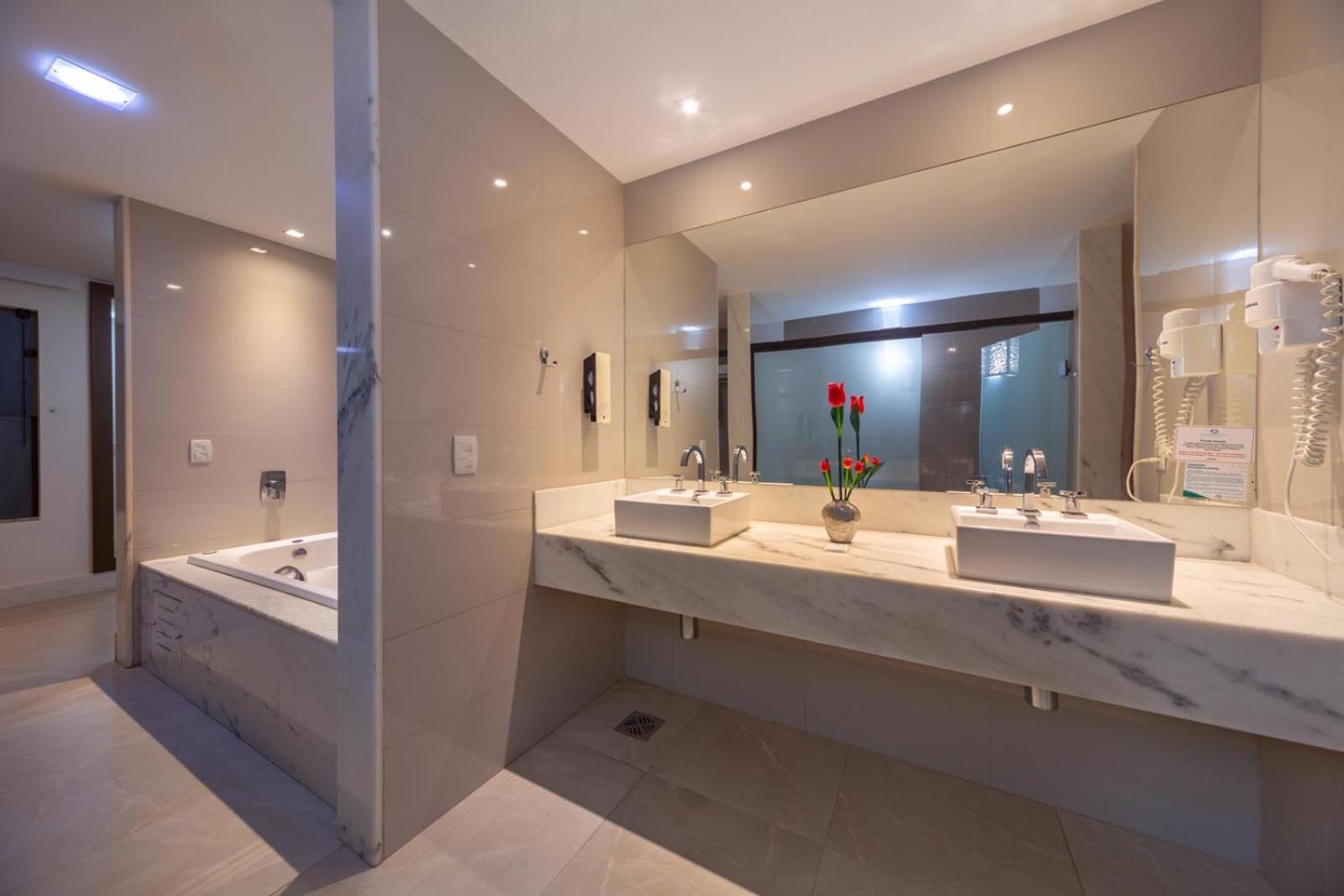 Deluxe Suite Spa Bath