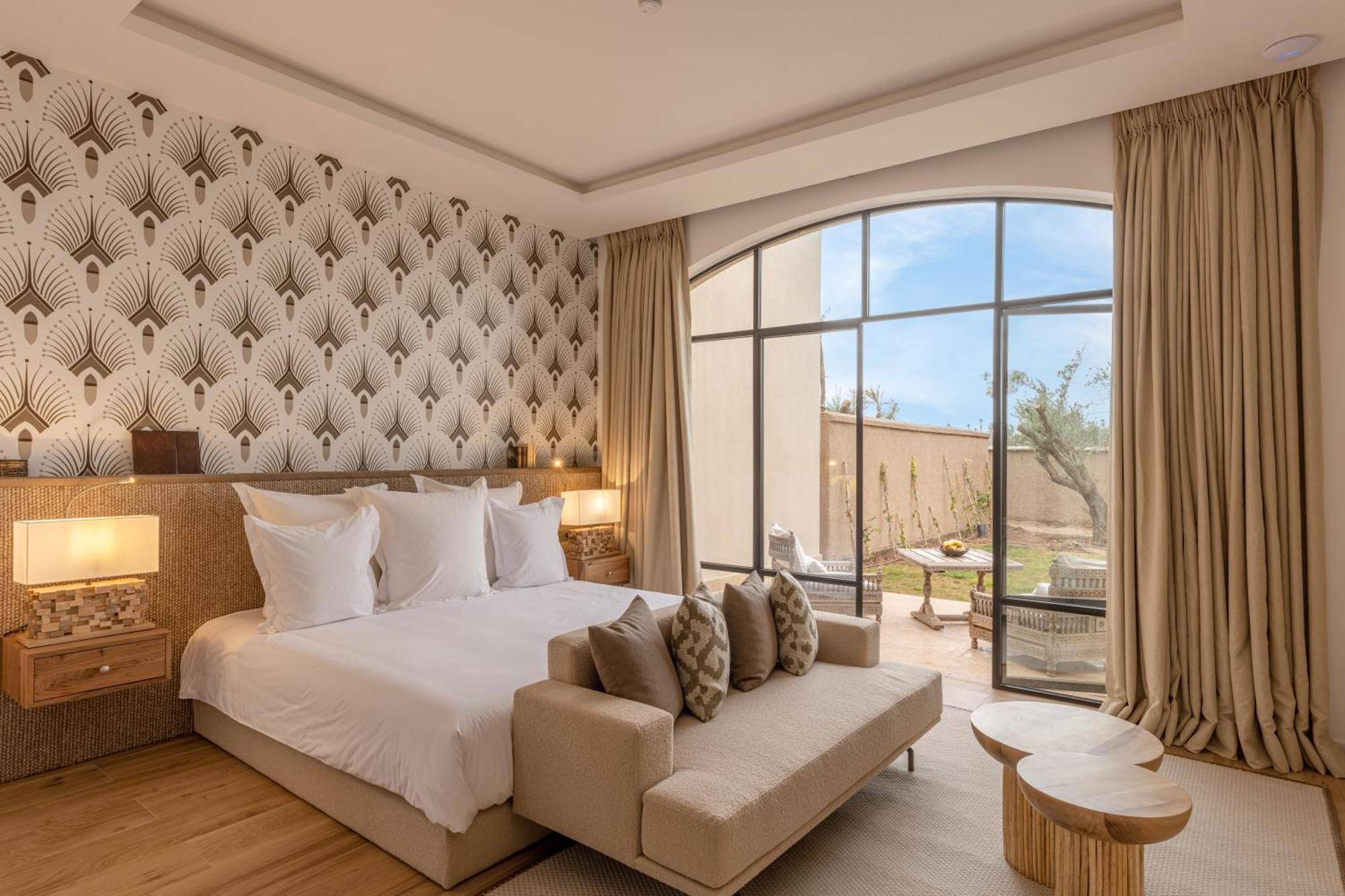 Deluxe Queen Suite