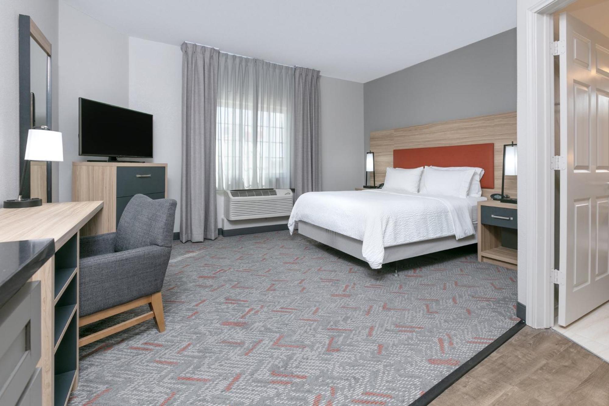 One-Bedroom King Room with Roll-In Shower - Hearing Accessible/Non-Smoking