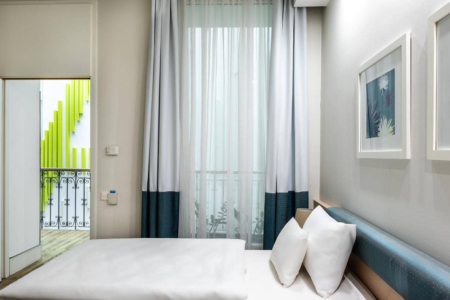 Double or twin room Atrium view