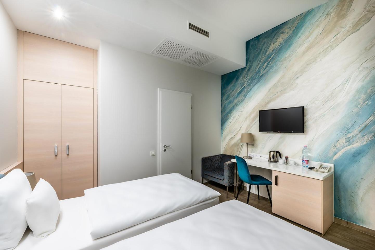 Double or twin room Atrium view