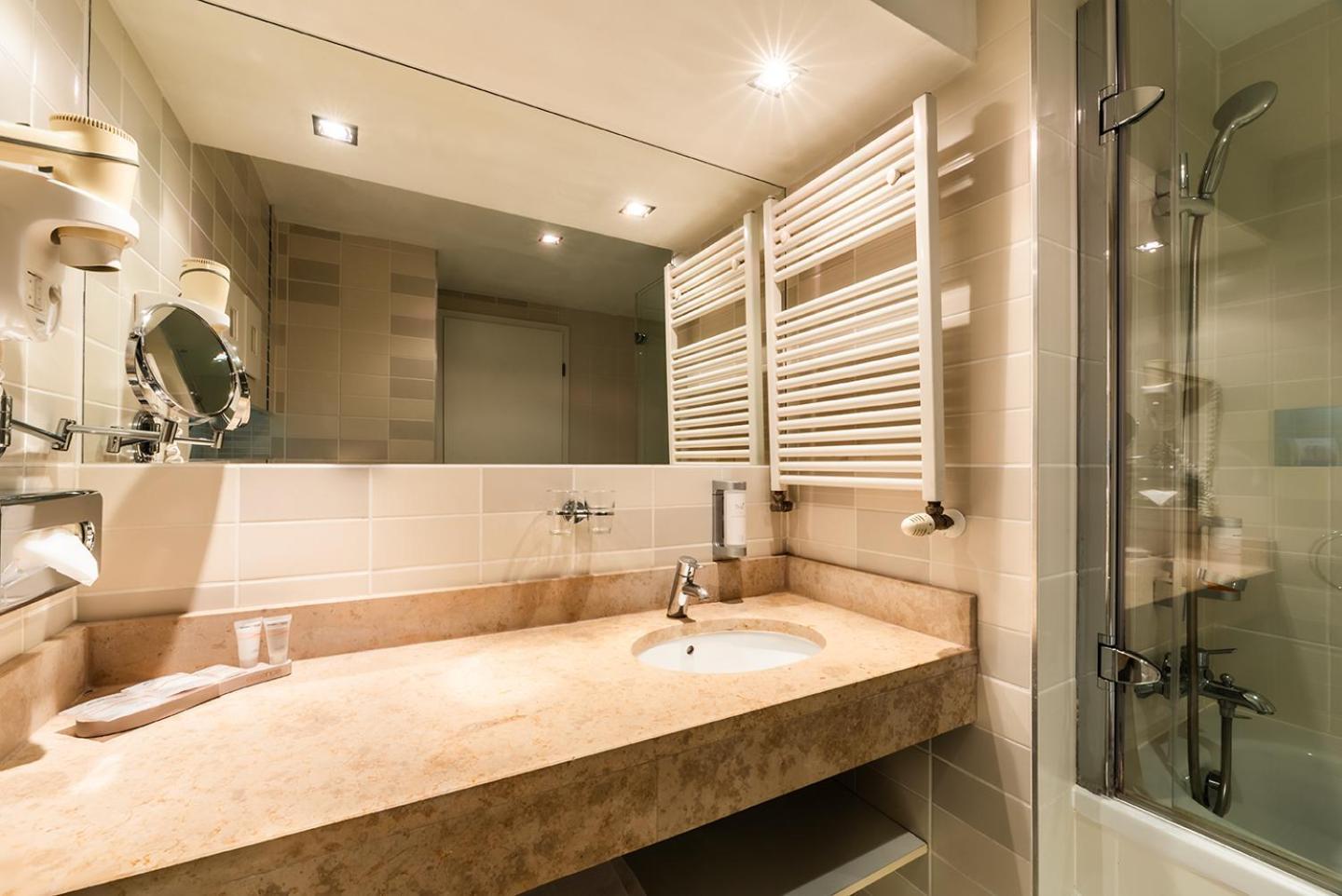 Double or twin room Atrium view