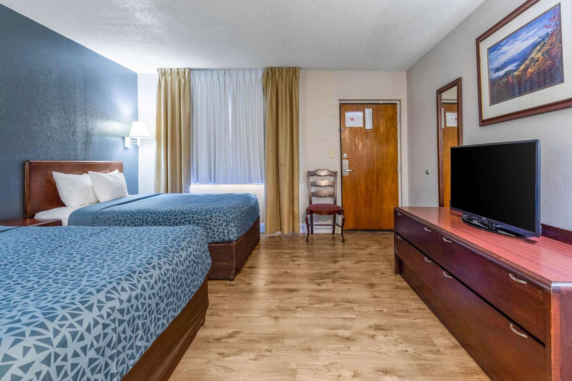 Queen Room Two Queen Beds River View Non-Smoking