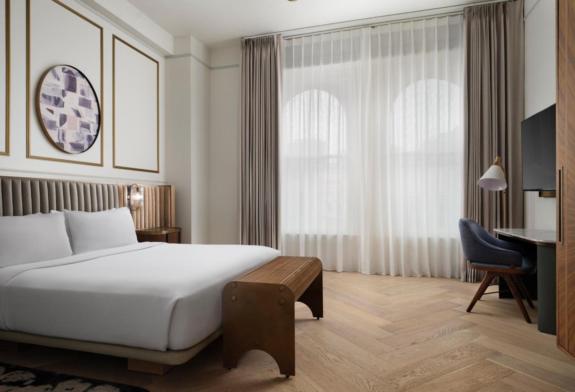 King Room with Adapted Tub - Mobility Accessible