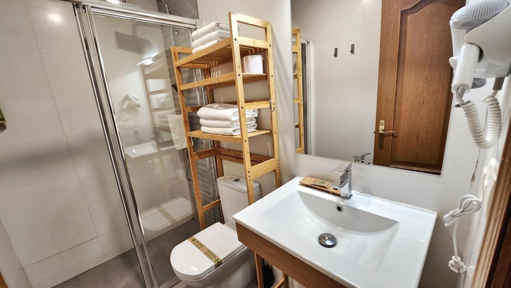 Triple Room Private Bathroom,1536786415:JPEG