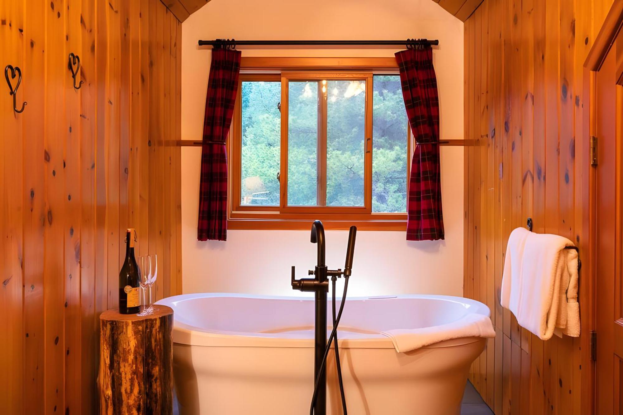 Superior Jacuzzi Suite Lodge Building