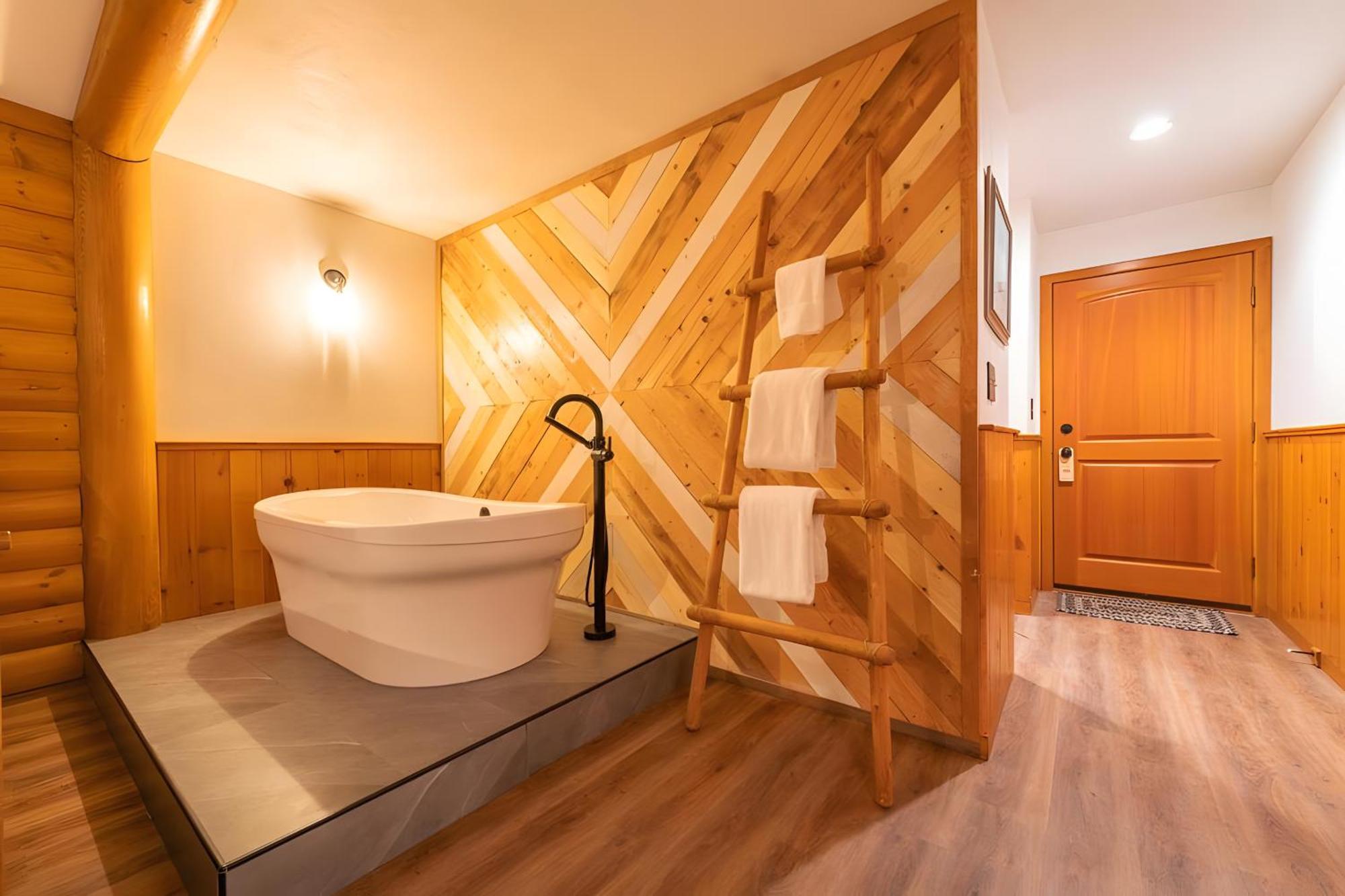 Jacuzzi Suite Lodge Building