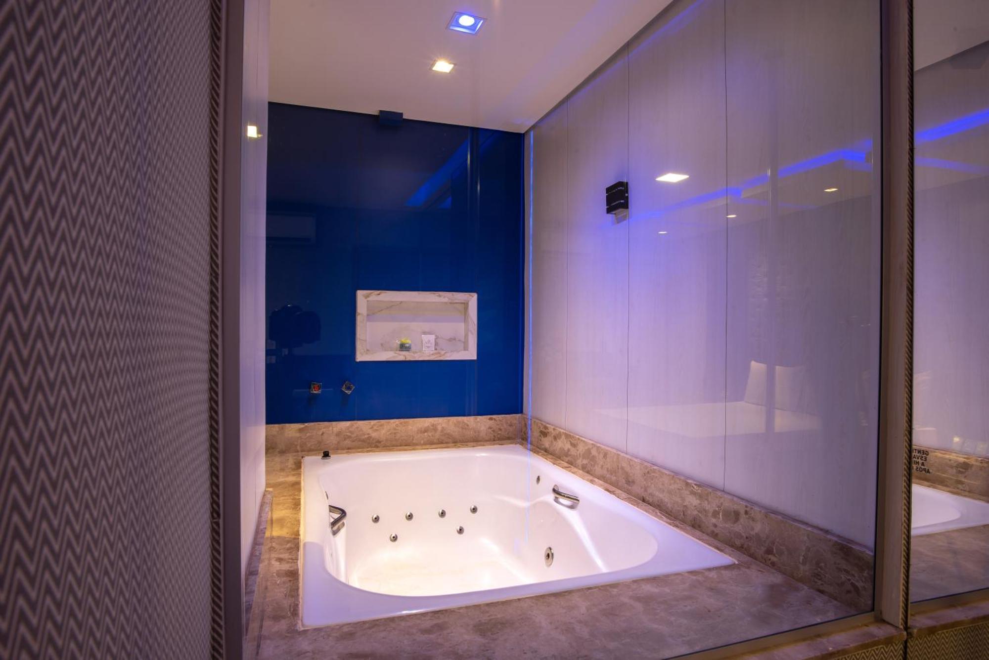Deluxe Suite Spa Bath