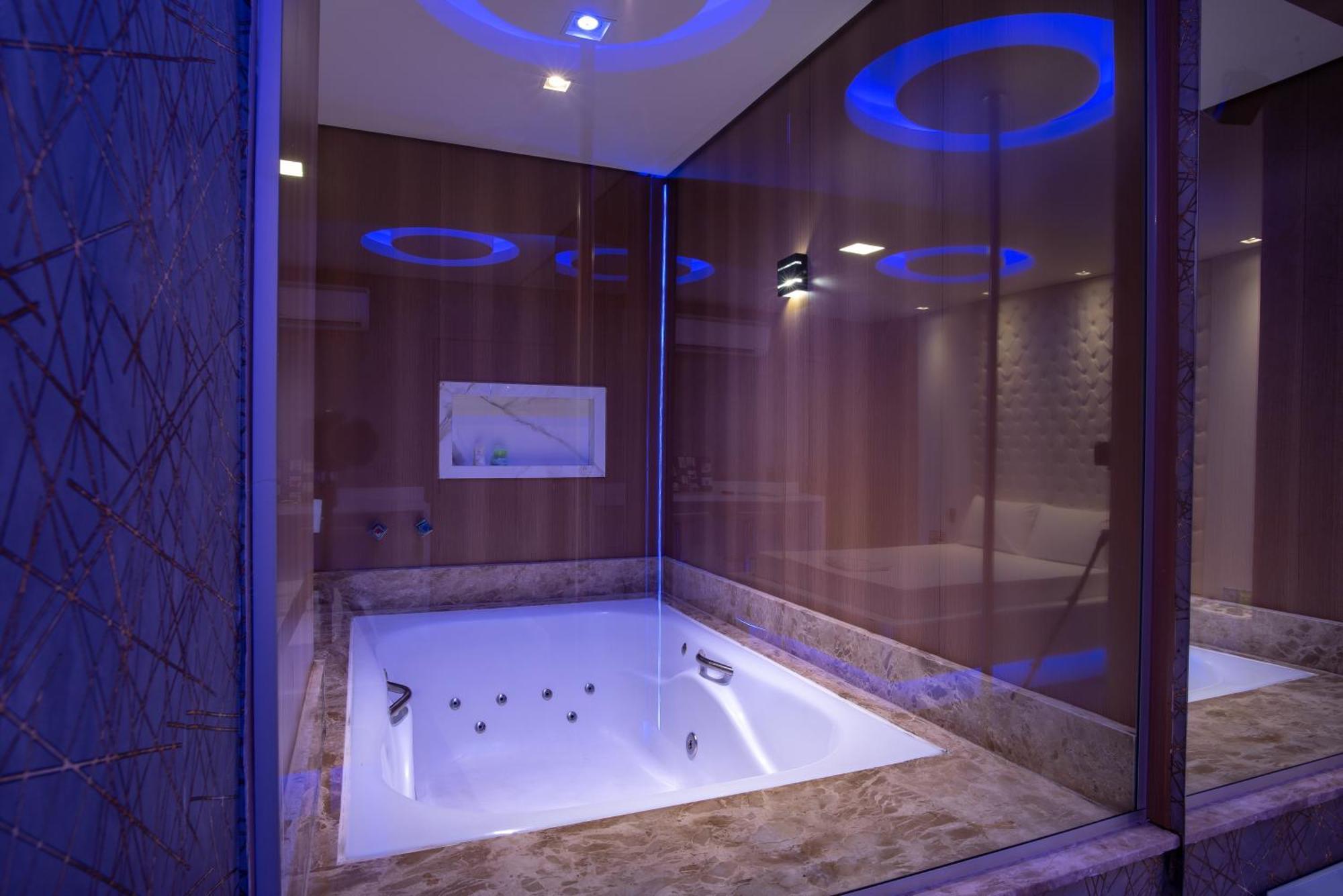Deluxe Suite Spa Bath