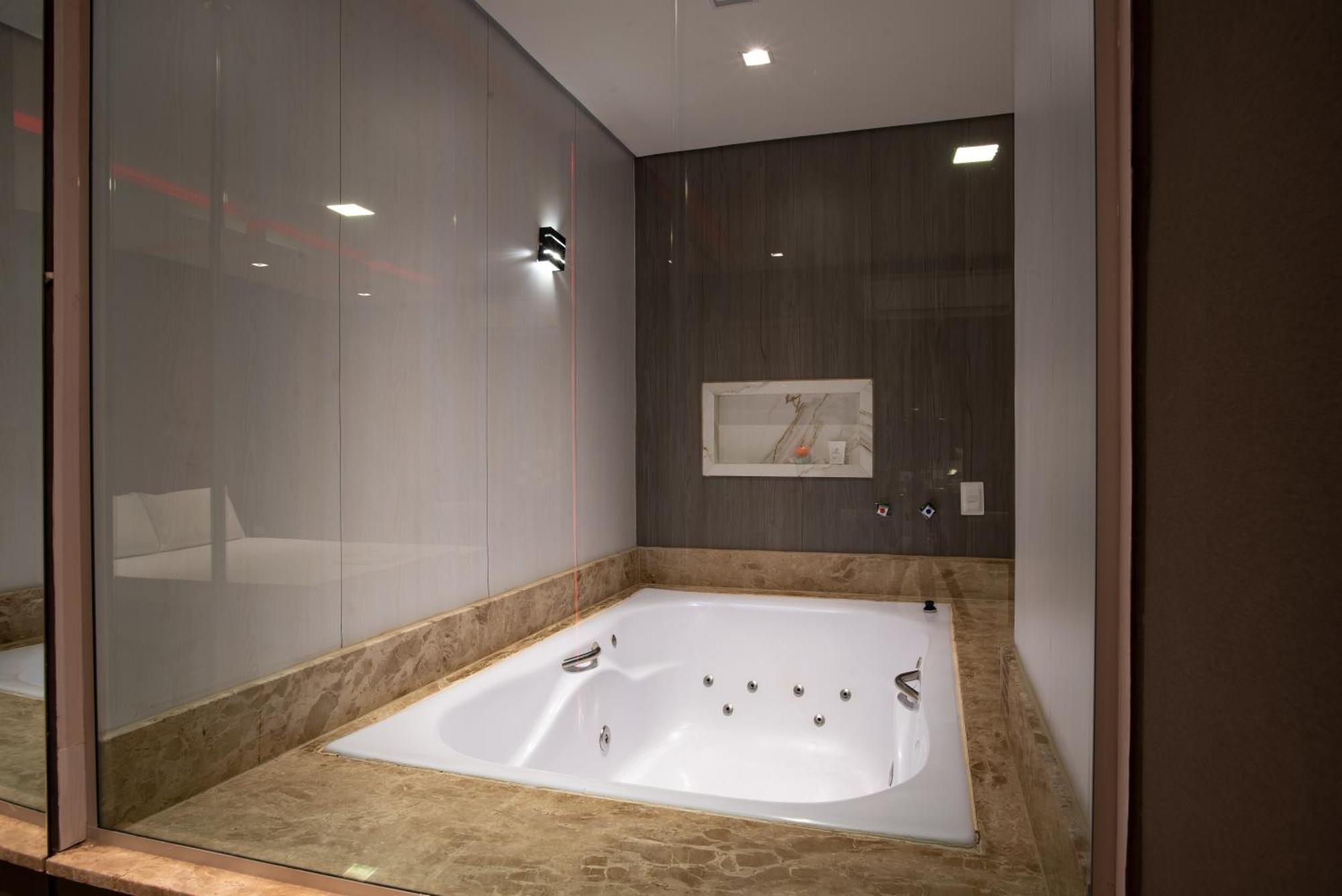 Deluxe Suite Spa Bath
