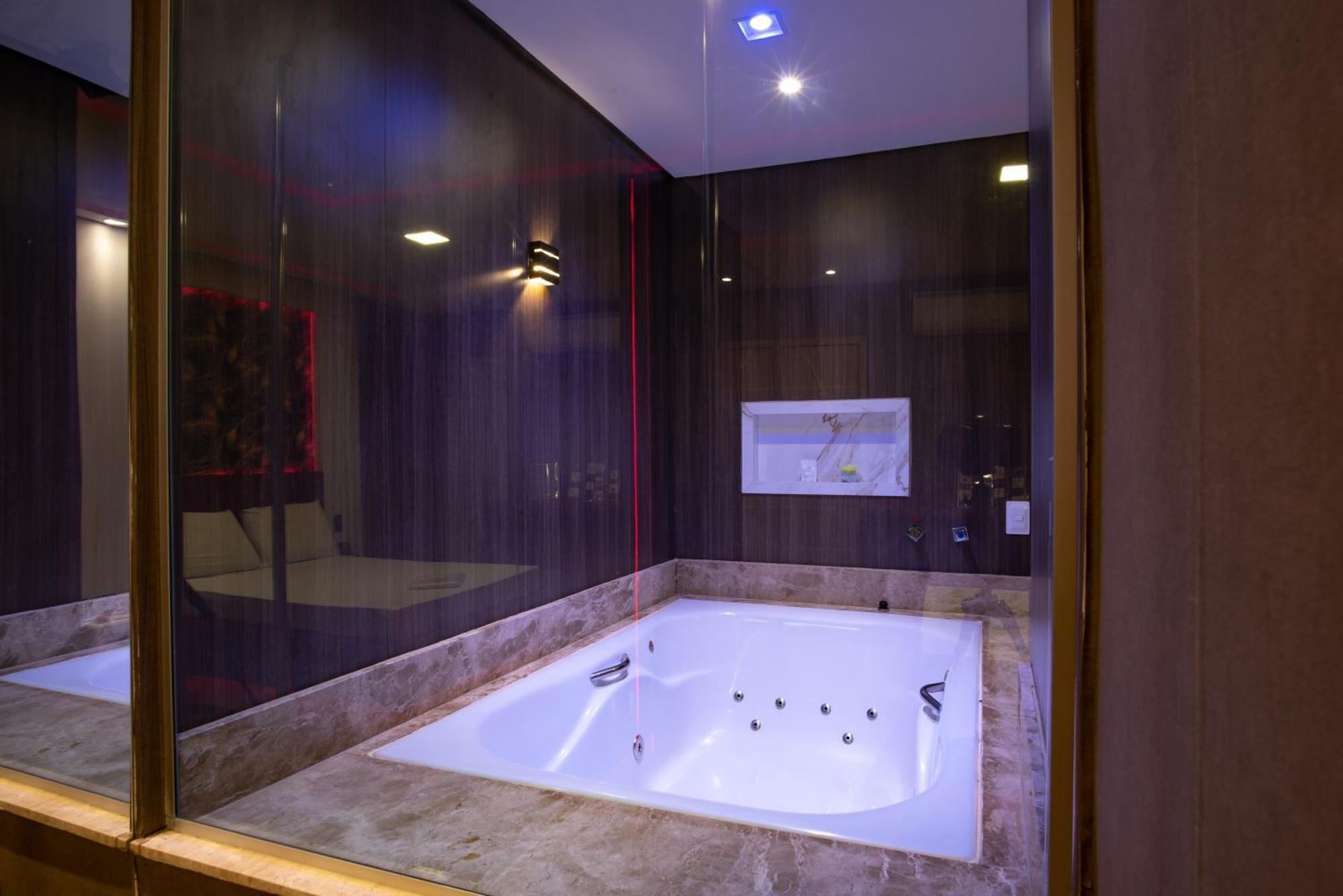 Deluxe Suite Spa Bath