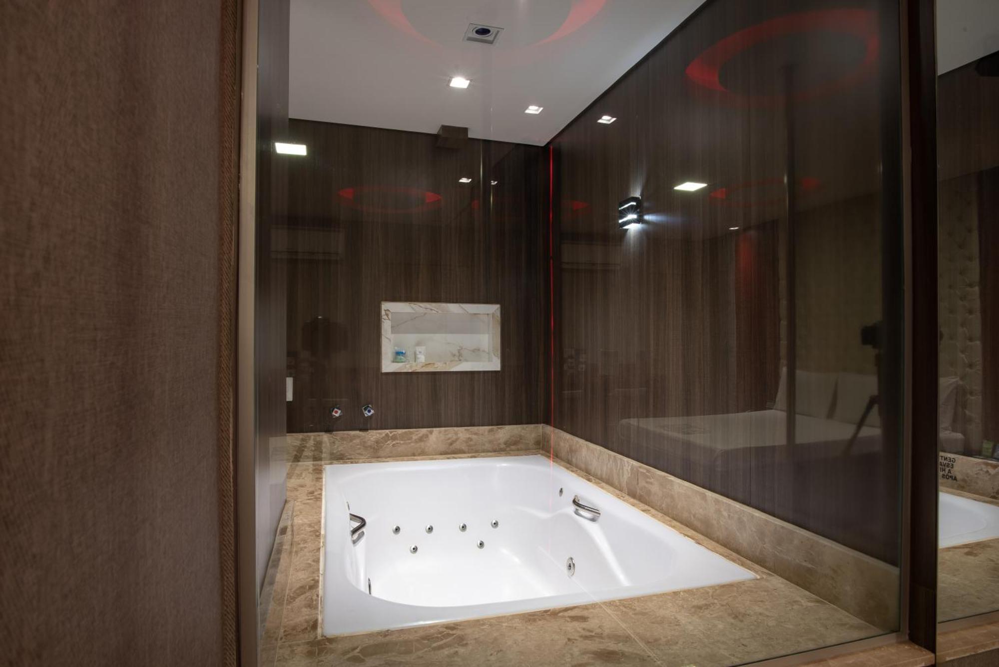 Deluxe Suite Spa Bath