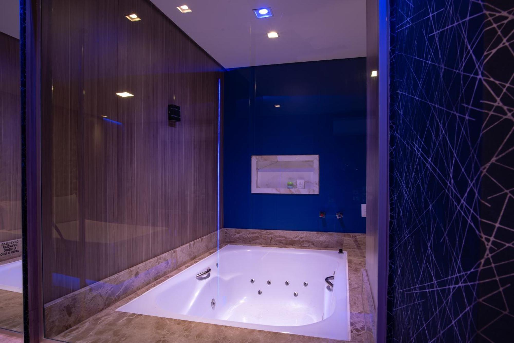 Deluxe Suite Spa Bath
