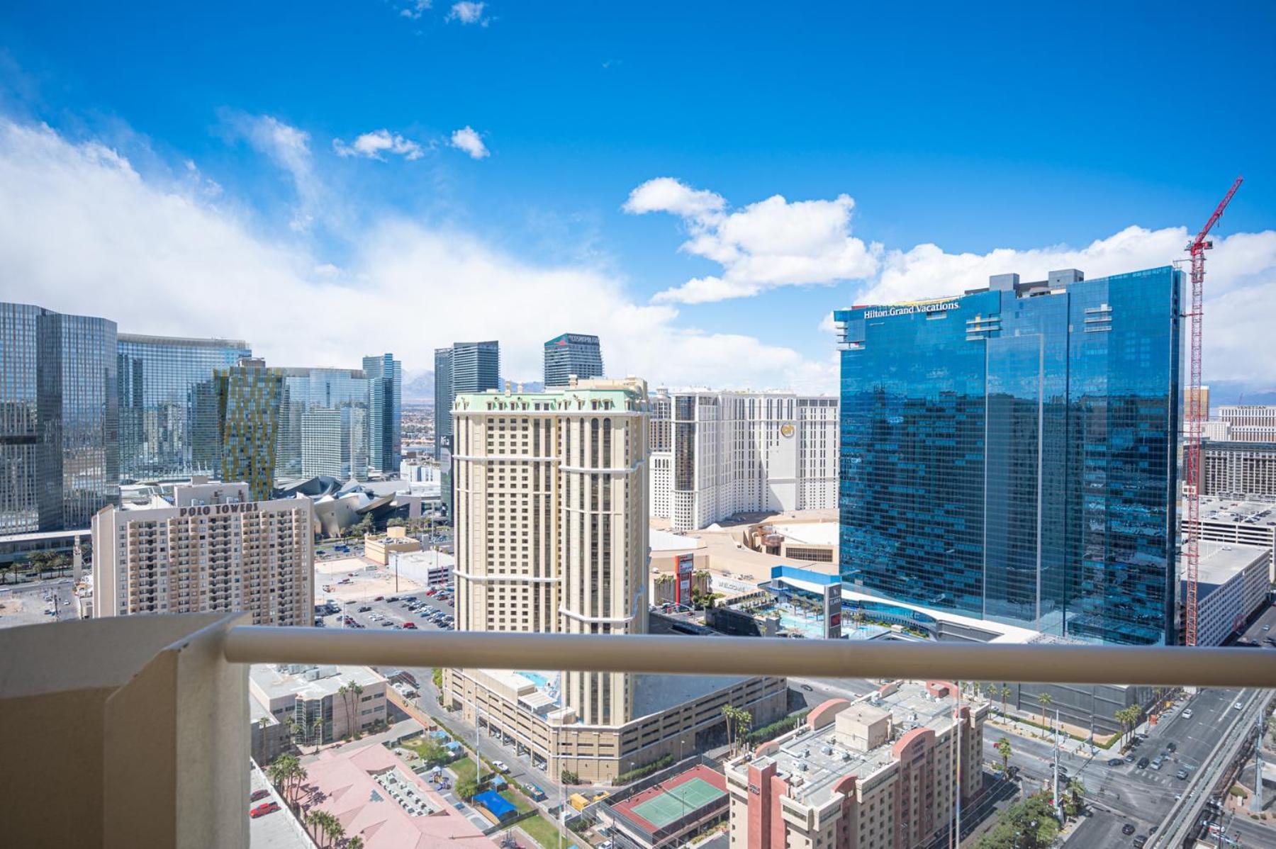 1BR Elite Penthouse Suite Mountain View Balcony