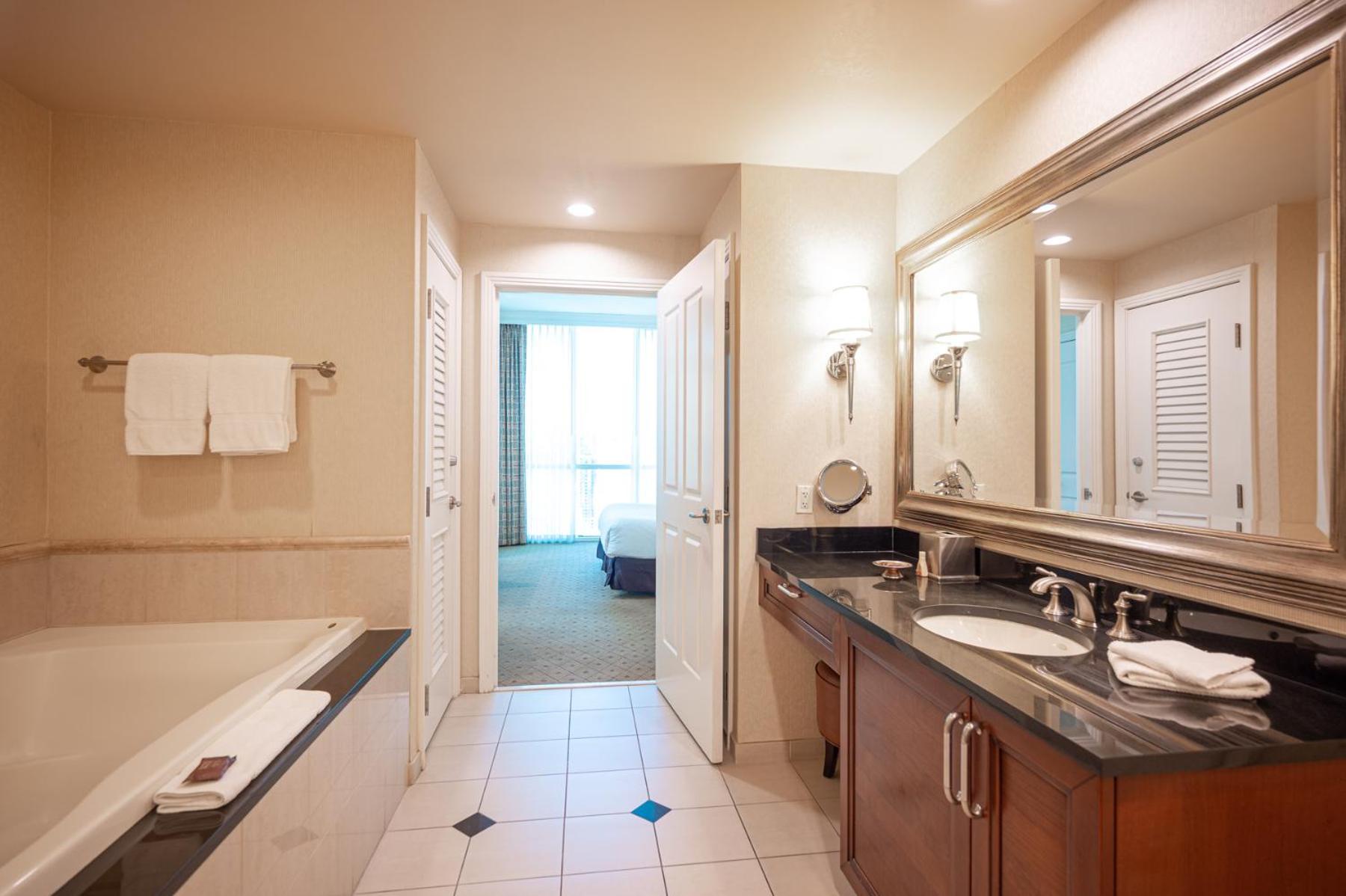 1BR Elite Penthouse Suite Mountain View Balcony