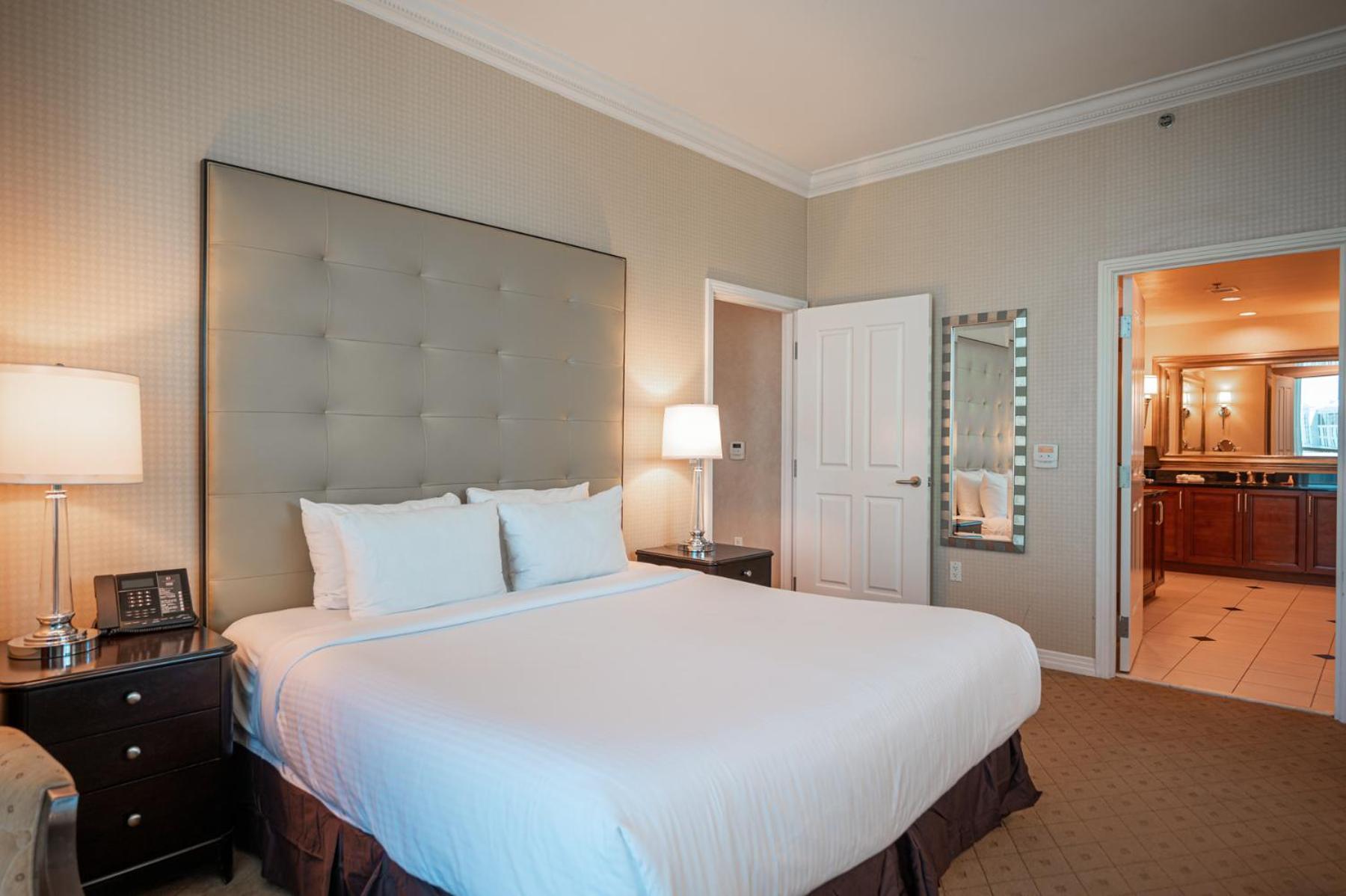 1BR Elite Penthouse Suite Mountain View Balcony