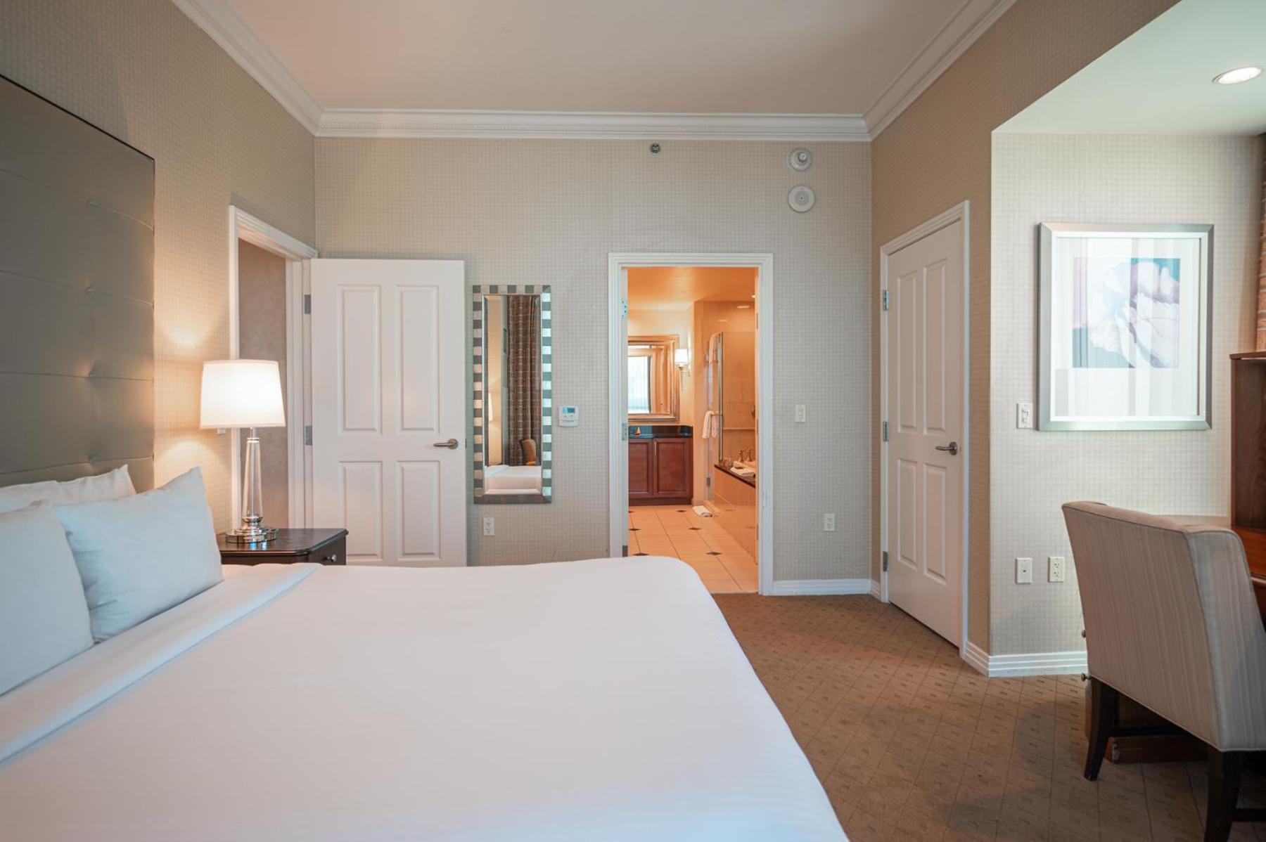 1BR Elite Penthouse Suite Mountain View Balcony