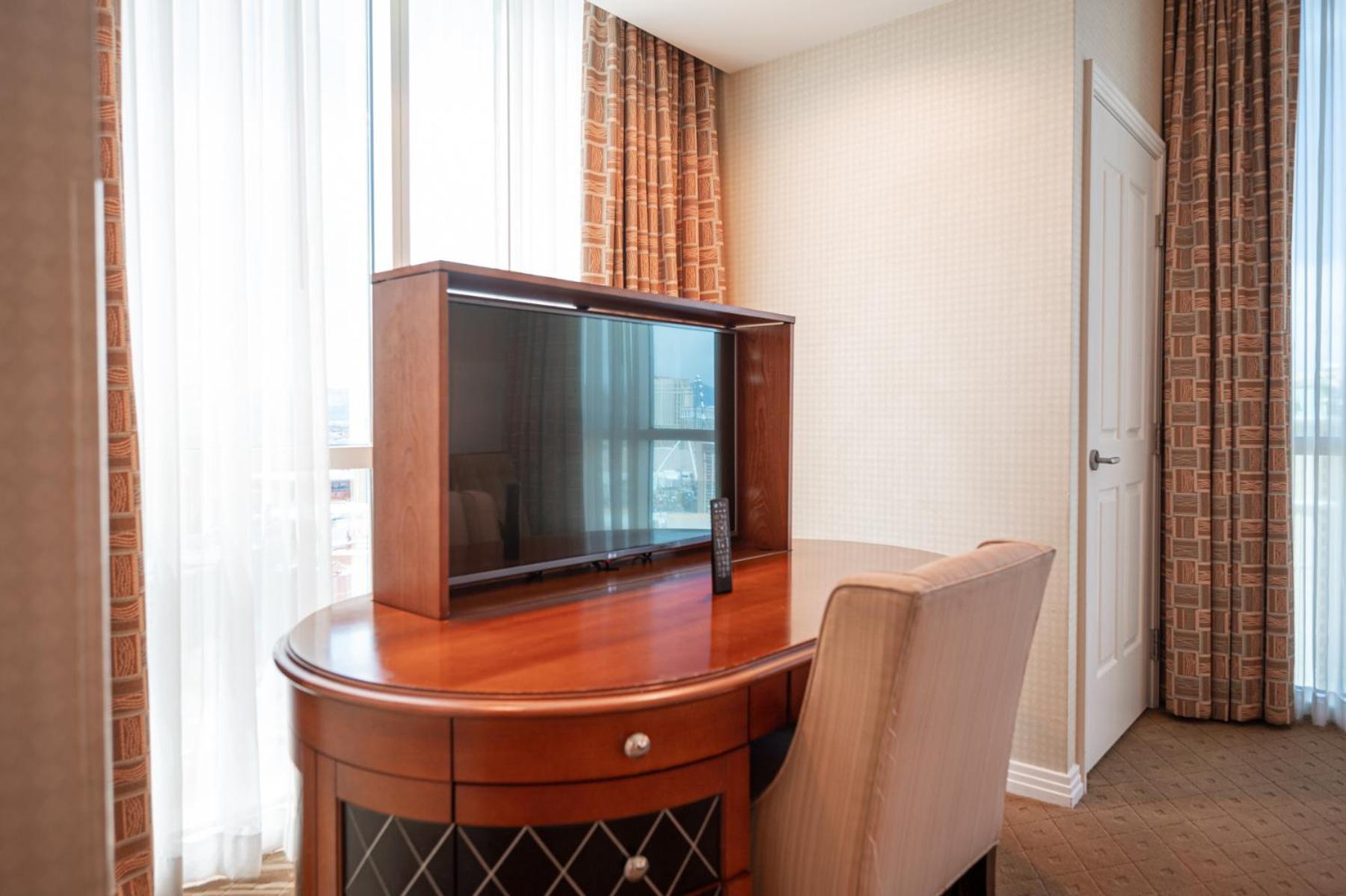1BR Elite Penthouse Suite Mountain View Balcony