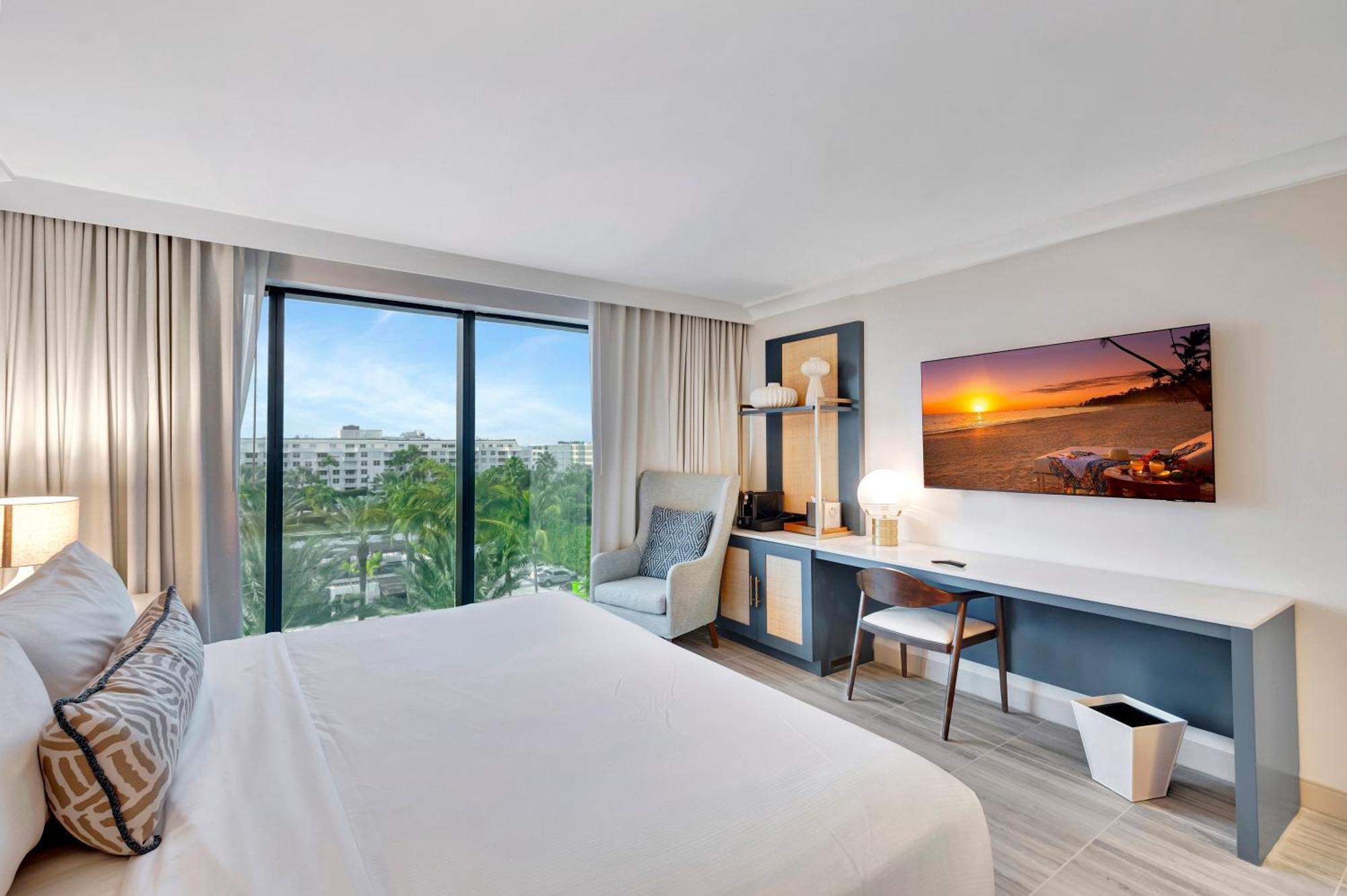Guest room 1 King Pool view