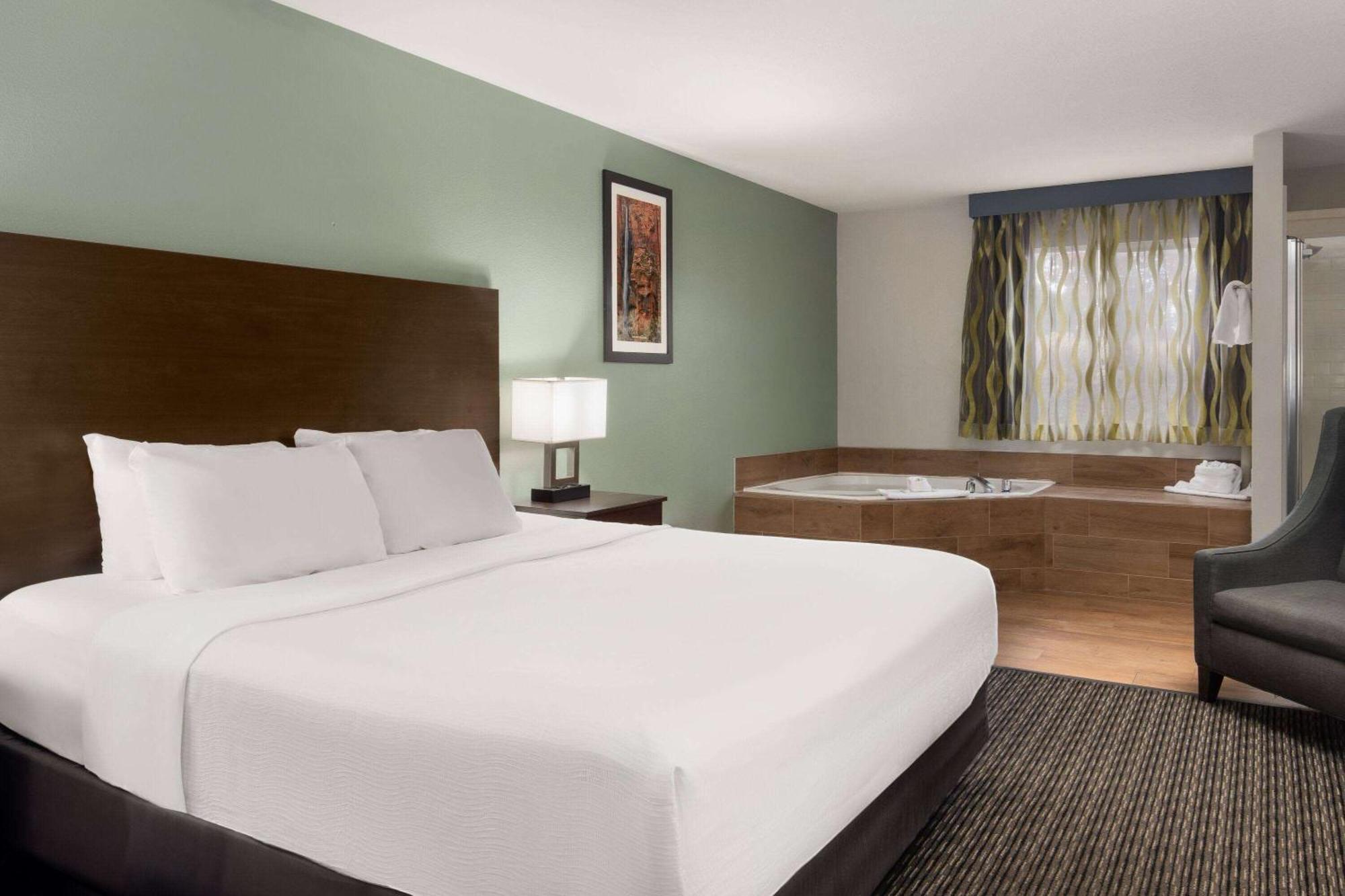 1 King Bed Jetted Tub Suite Non-Smoking,1260573475:JPEG