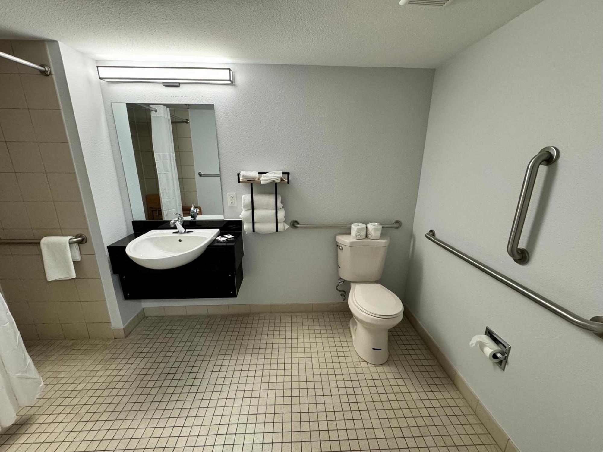 King Room Roll Shower Disability Access Non-Smoking,1537244542:JPEG