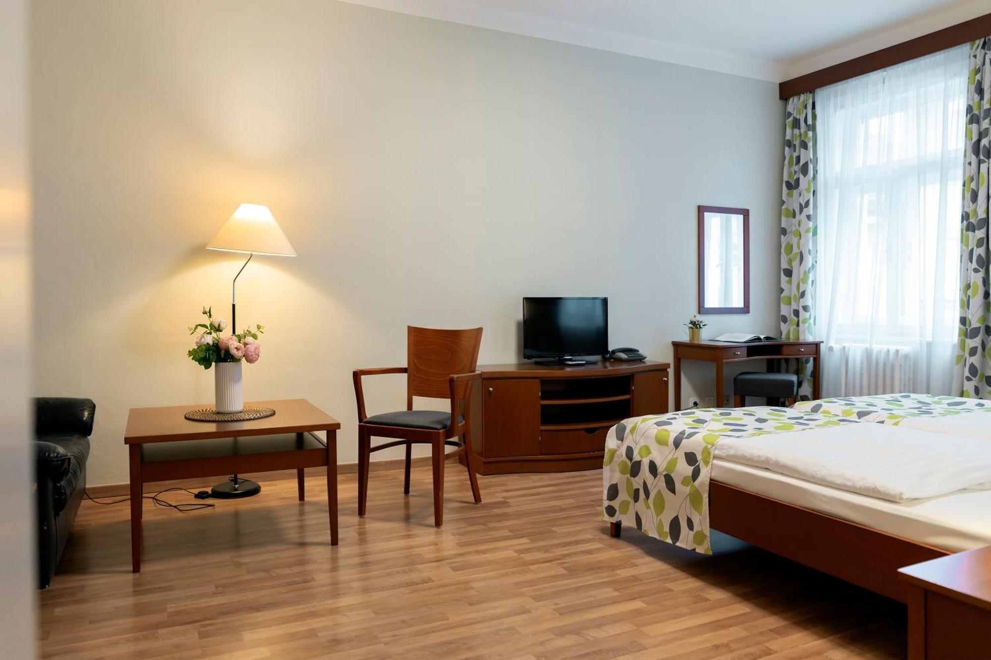 One-Bedroom Apartment,1404114023:JPEG