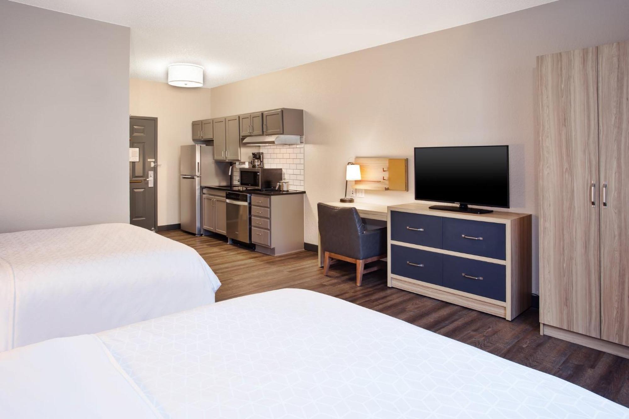 Studio Queen Suite Two Queen Beds Mobility Accessible Transfer Shower,1537839139:JPEG