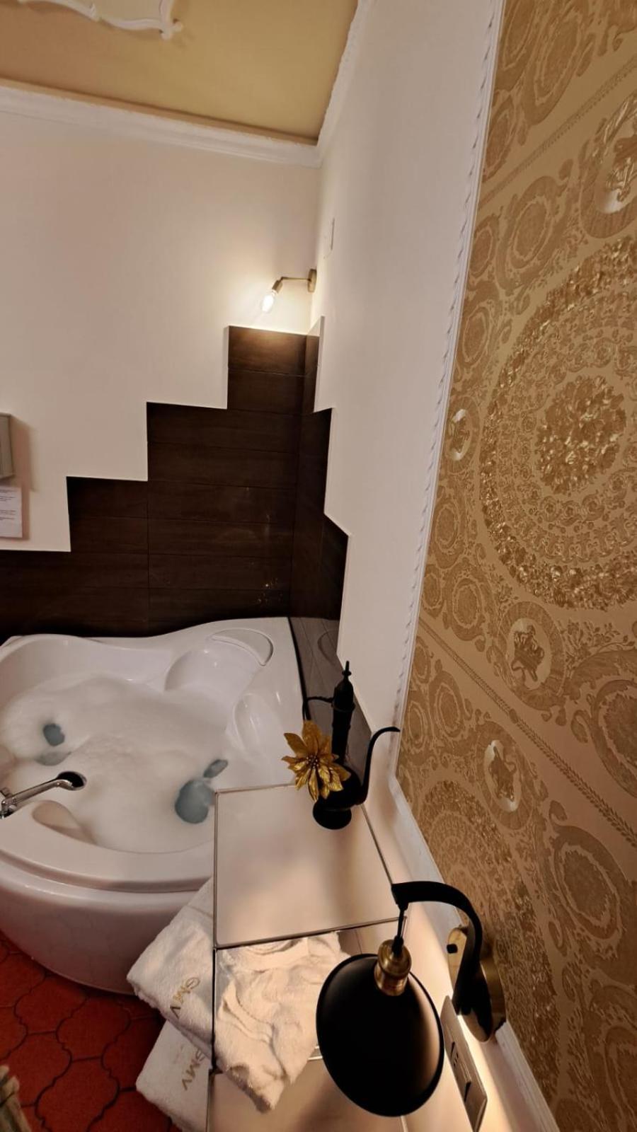 Deluxe Suite Spa Bath