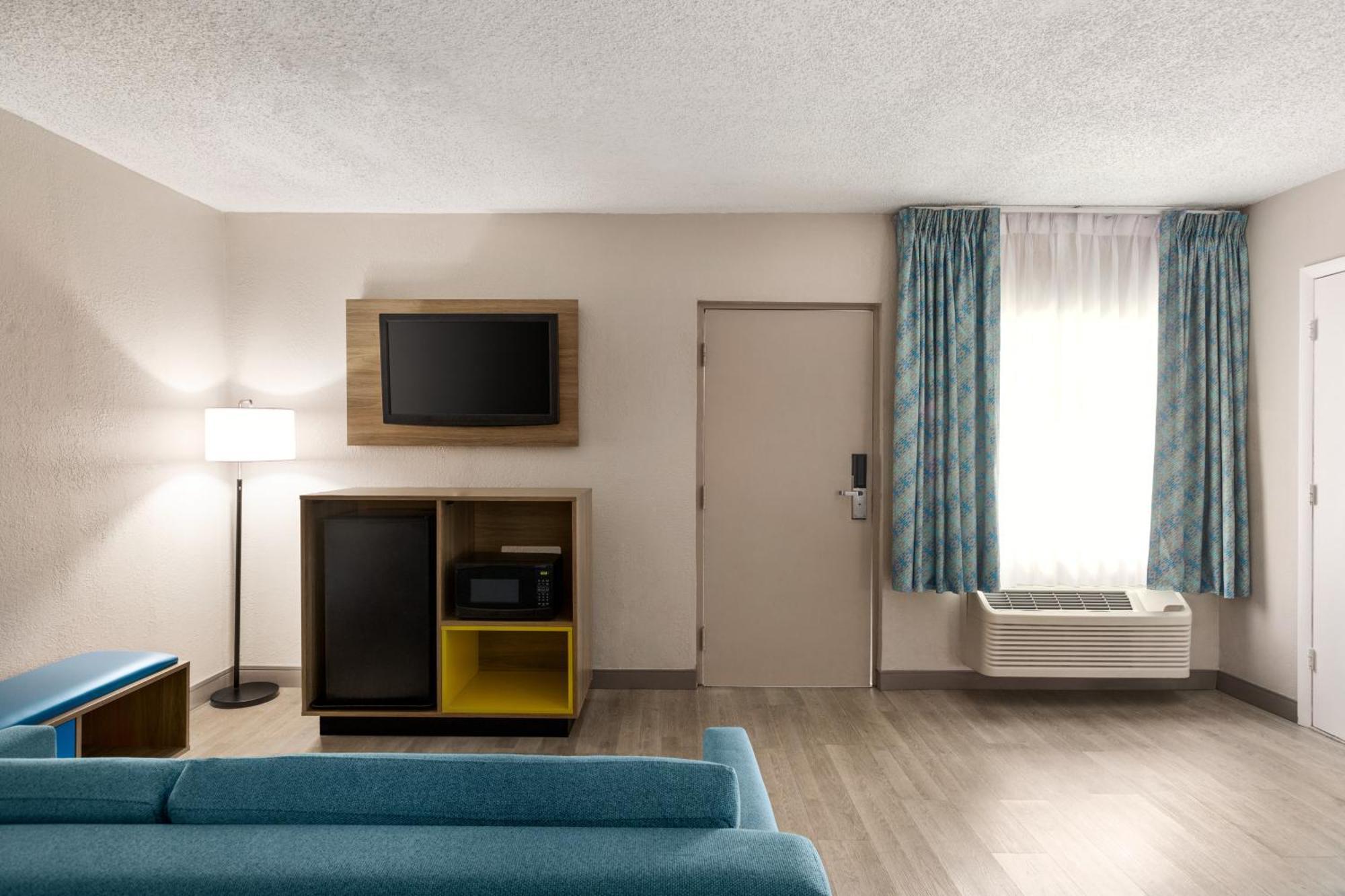Queen Room Two Queen Beds Mobility or Hearing Accessible Non-Smoking,1538176300:JPEG
