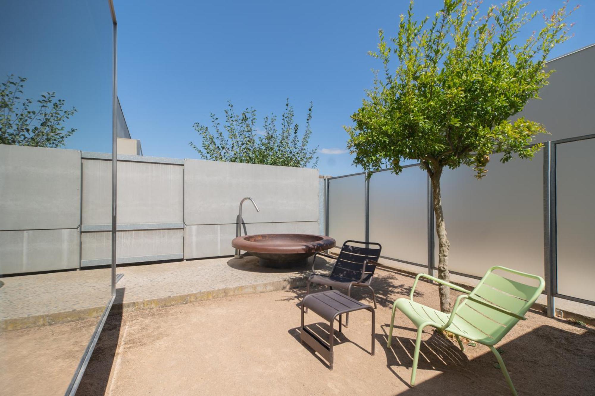 Habitación con bañera exterior y patio privado,1007373778:JPEG