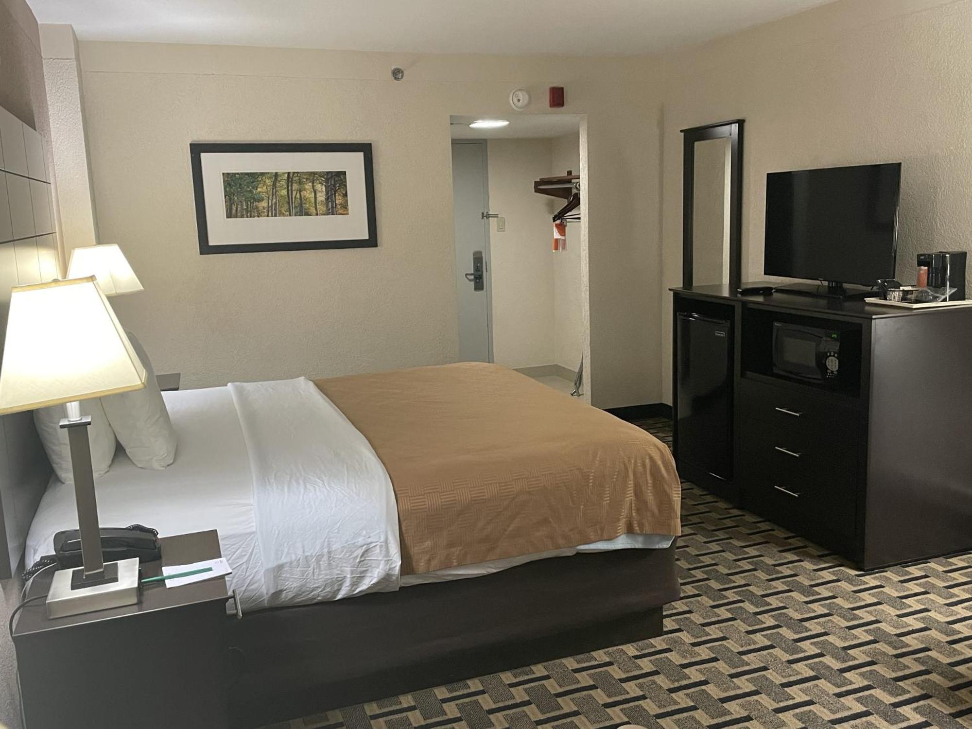 Queen Room - Mobility Accessible/Non-Smoking