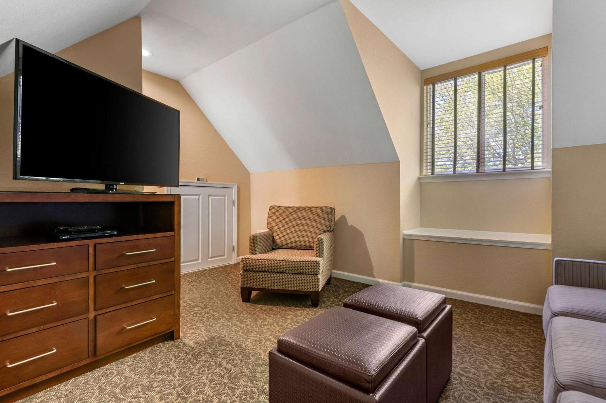 One Bedroom King Suite Sofabed,1538559640:JPEG