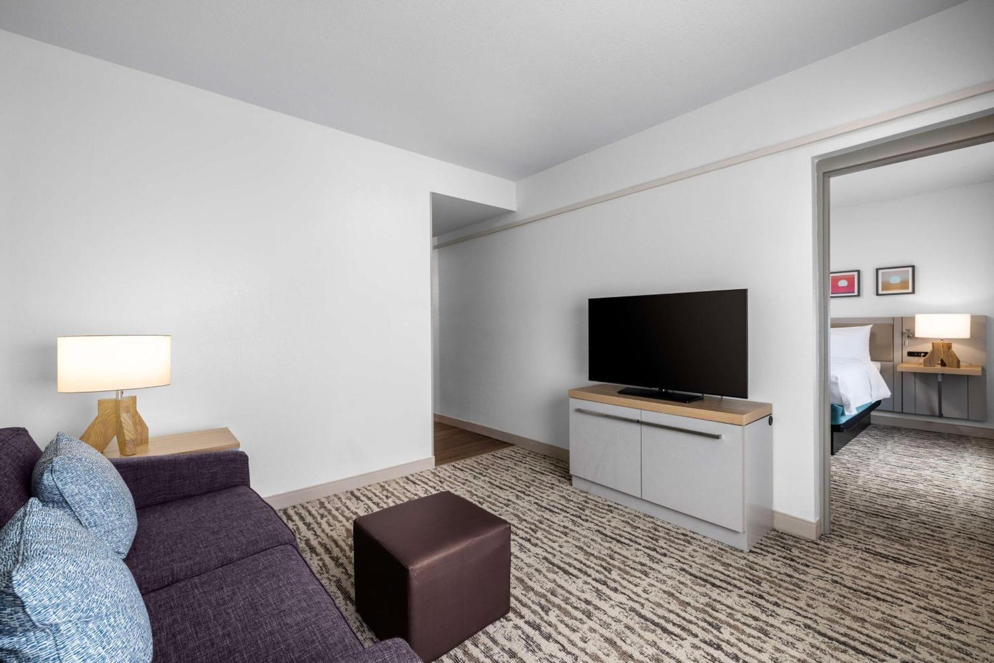 Deluxe One-Bedroom Suite