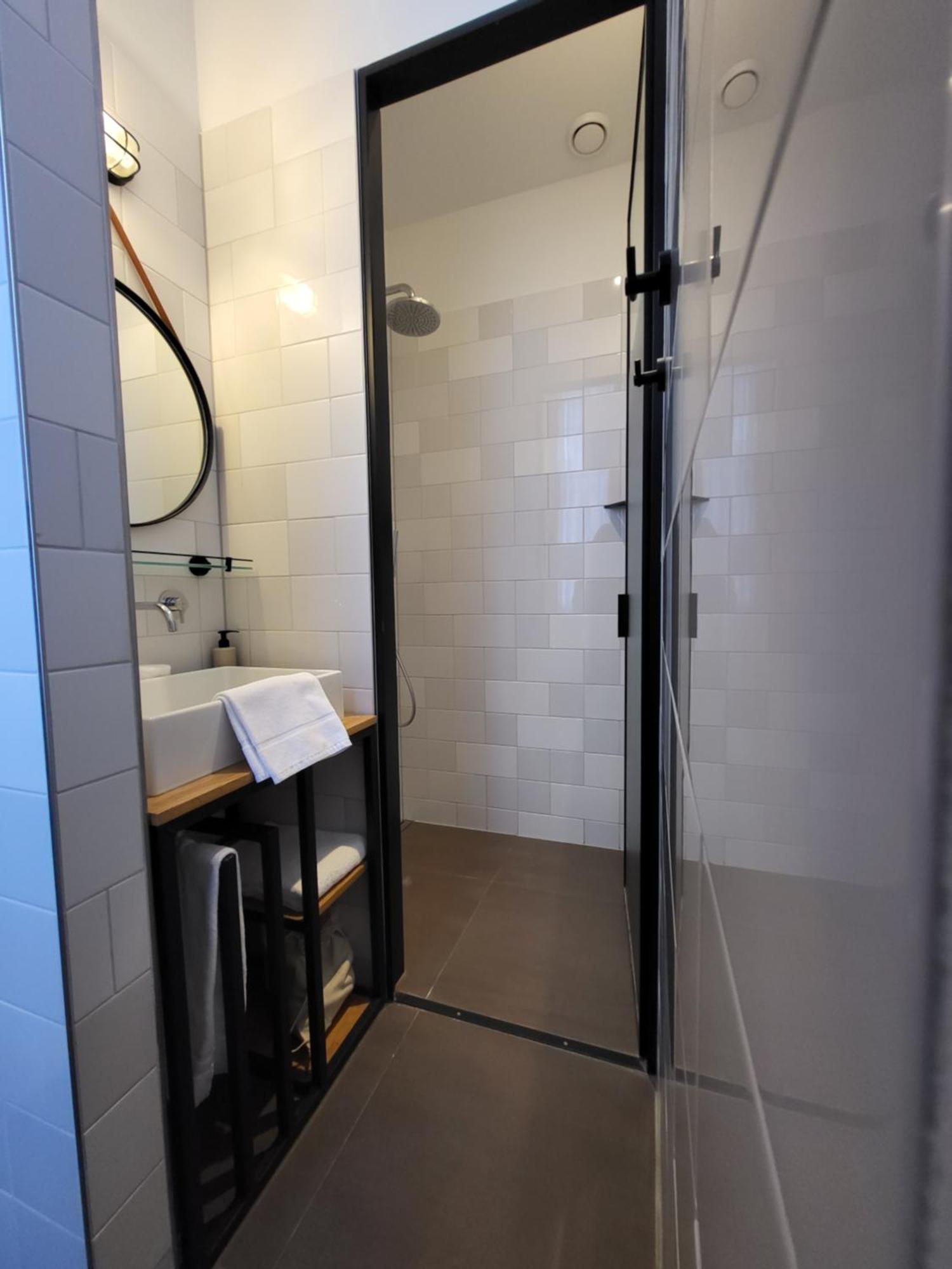 Deluxe Double or Twin Room Bath