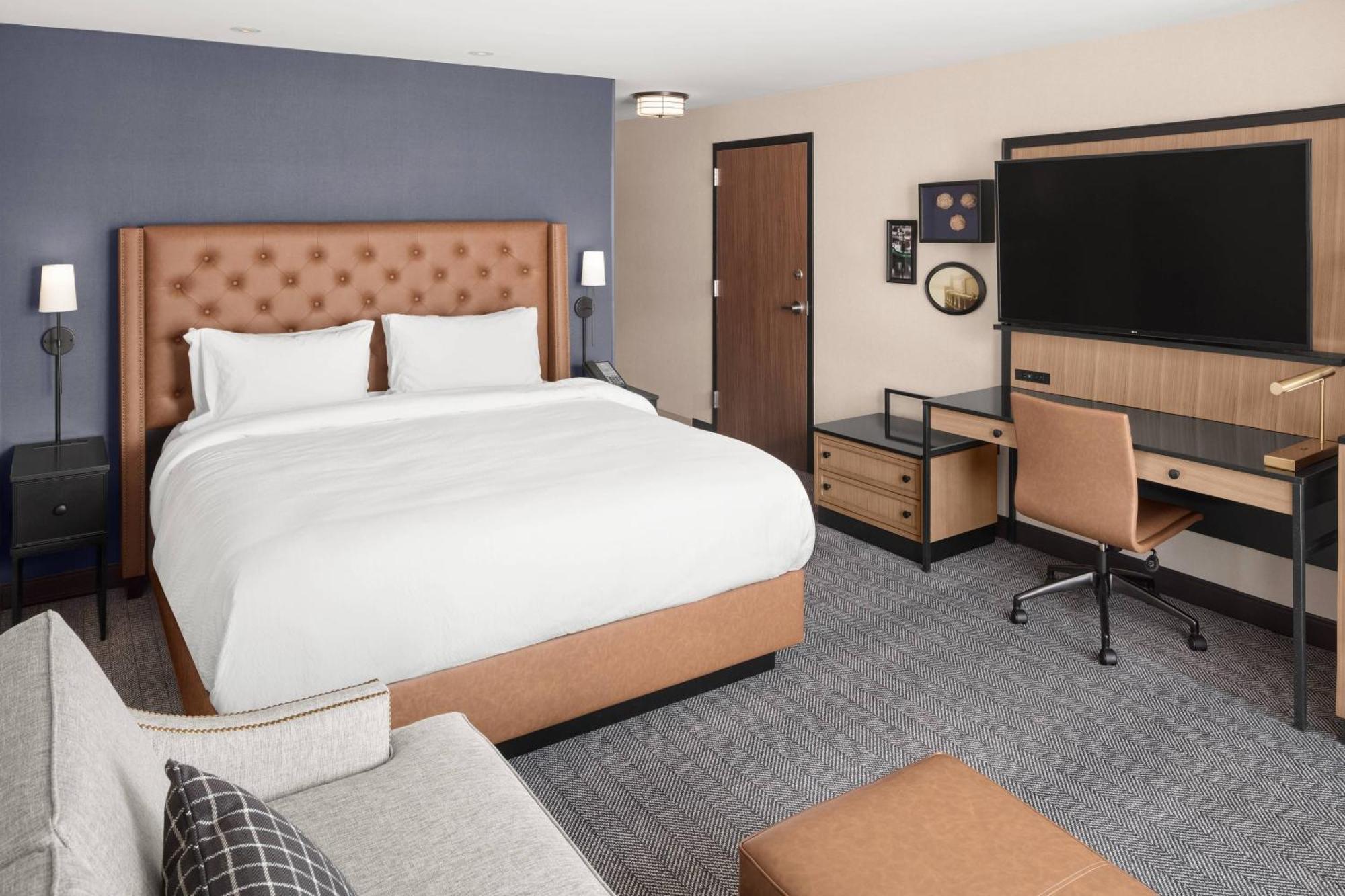 King Room with Bathtub and Sofa Bed - Mobility Access