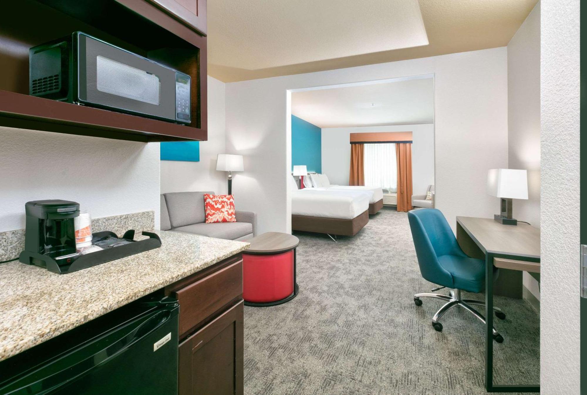 Queen Suite with Two Queen Beds - Non-Smoking,1547017945:JPEG