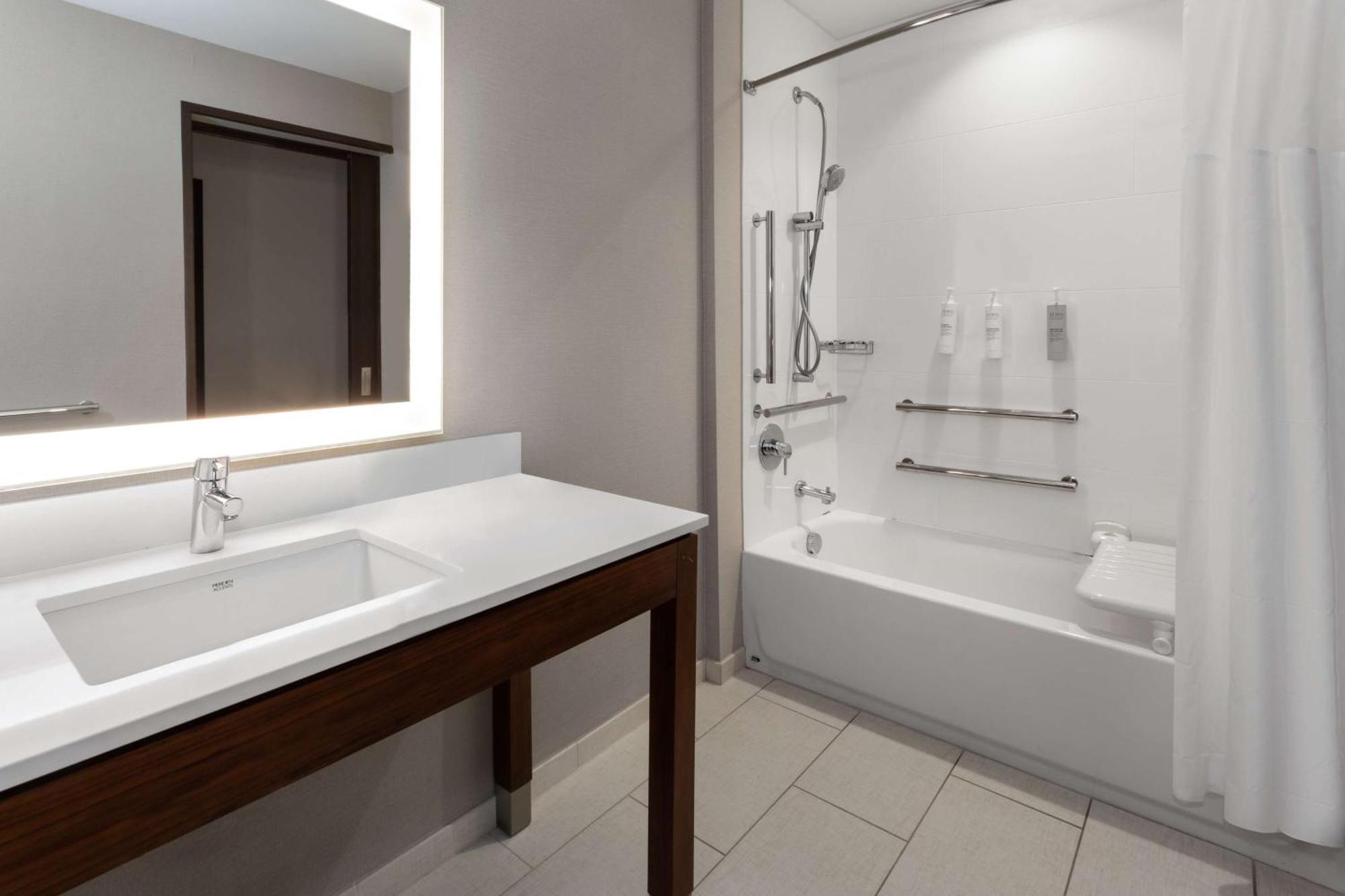 King Room Bath Tub Mobility Hearing Access,1544957491:JPEG